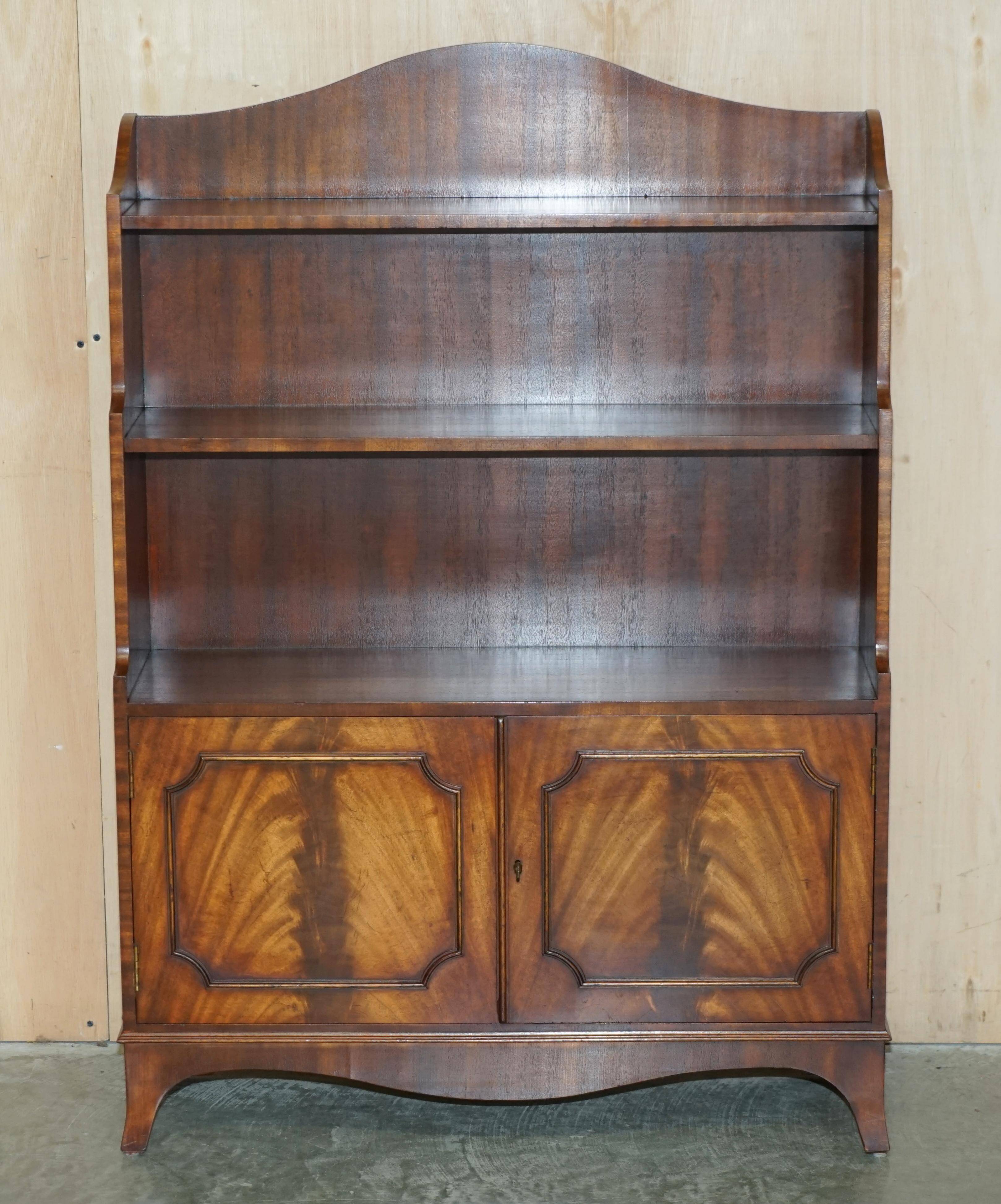 Pair of Open Low Bookcases in Flamed Mahogany
