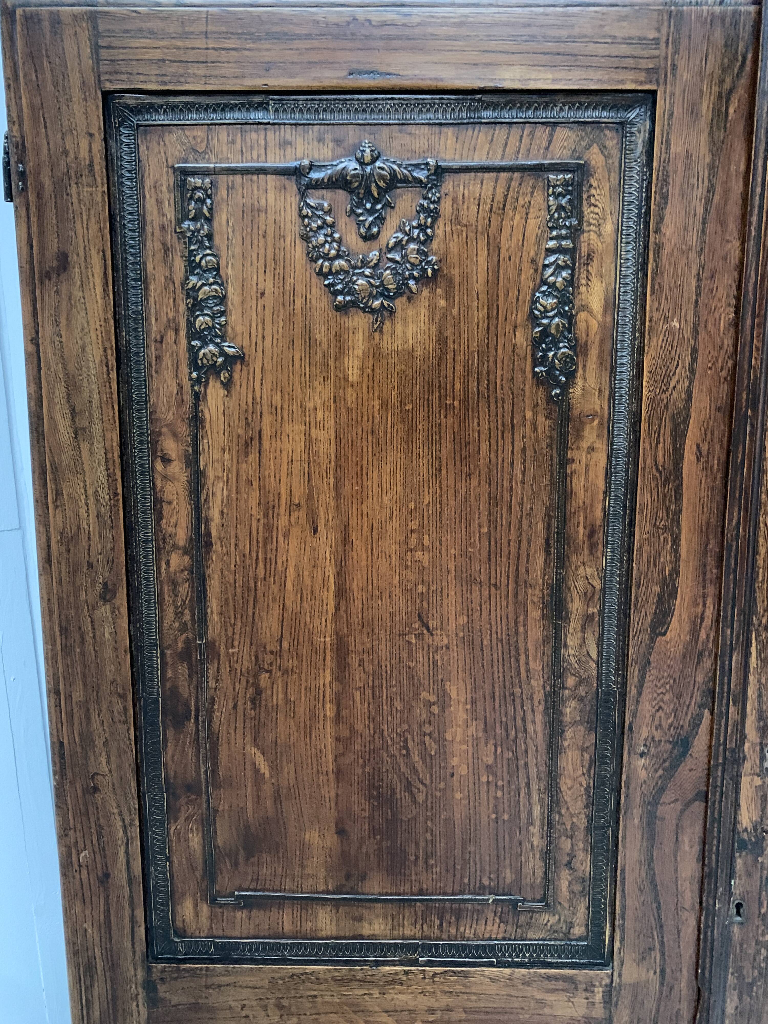 Double cupboard doors in carved oak, 20th century