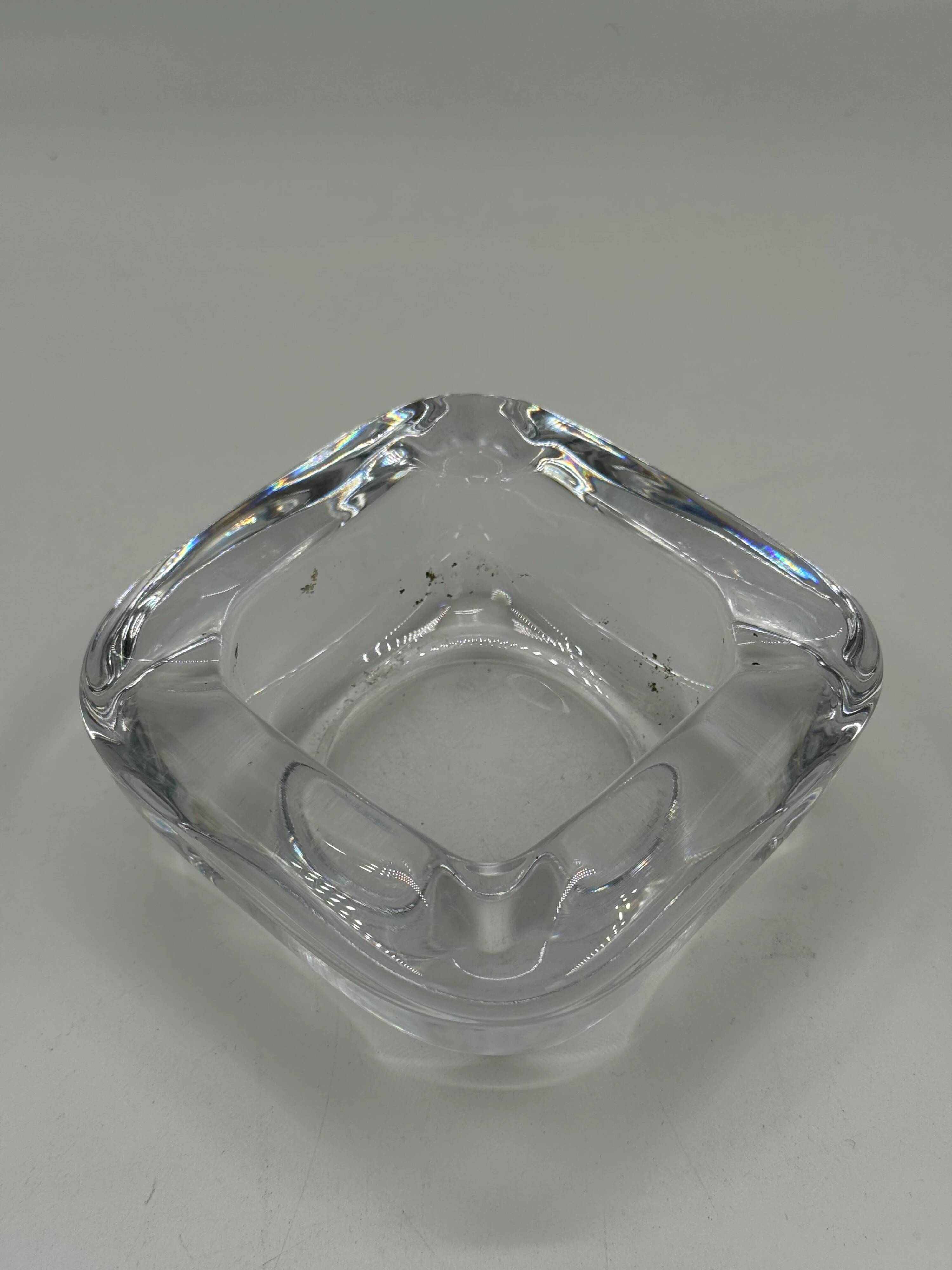 Cendrier vintage en verre pressé à coins facettés, forme carrée