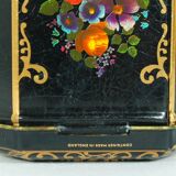 English octagonal box in screen-printed metal