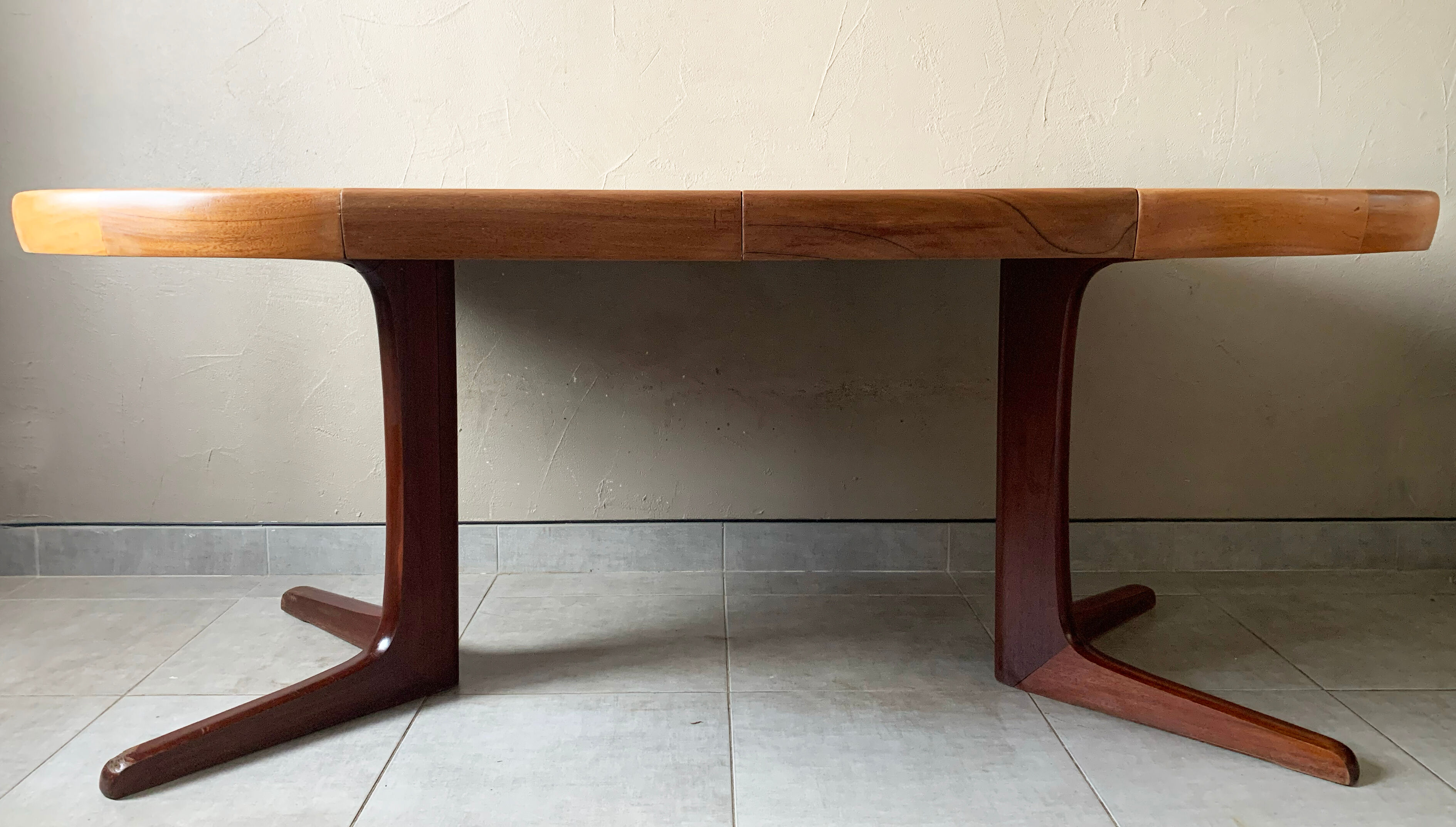 Vintage round Scandinavian table with extendable star center leg
