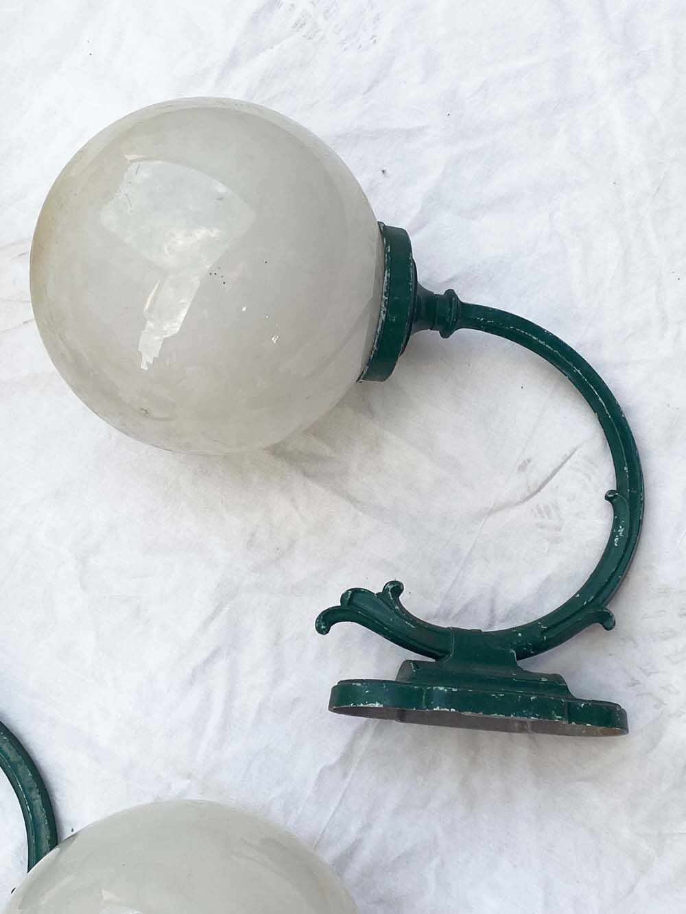 Outdoor wall lamp in cast alluminium, with plastic ball