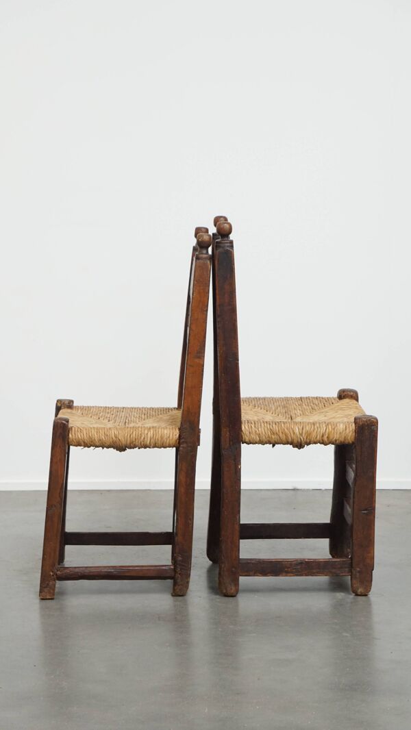 Ensemble de 4 chaises de campagne espagnoles antiques avec sièges en rotin tressé