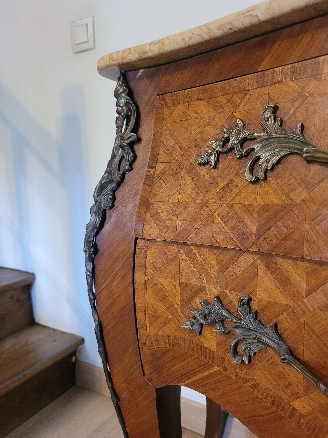Curved chest of drawers in Louis XV style marquetry