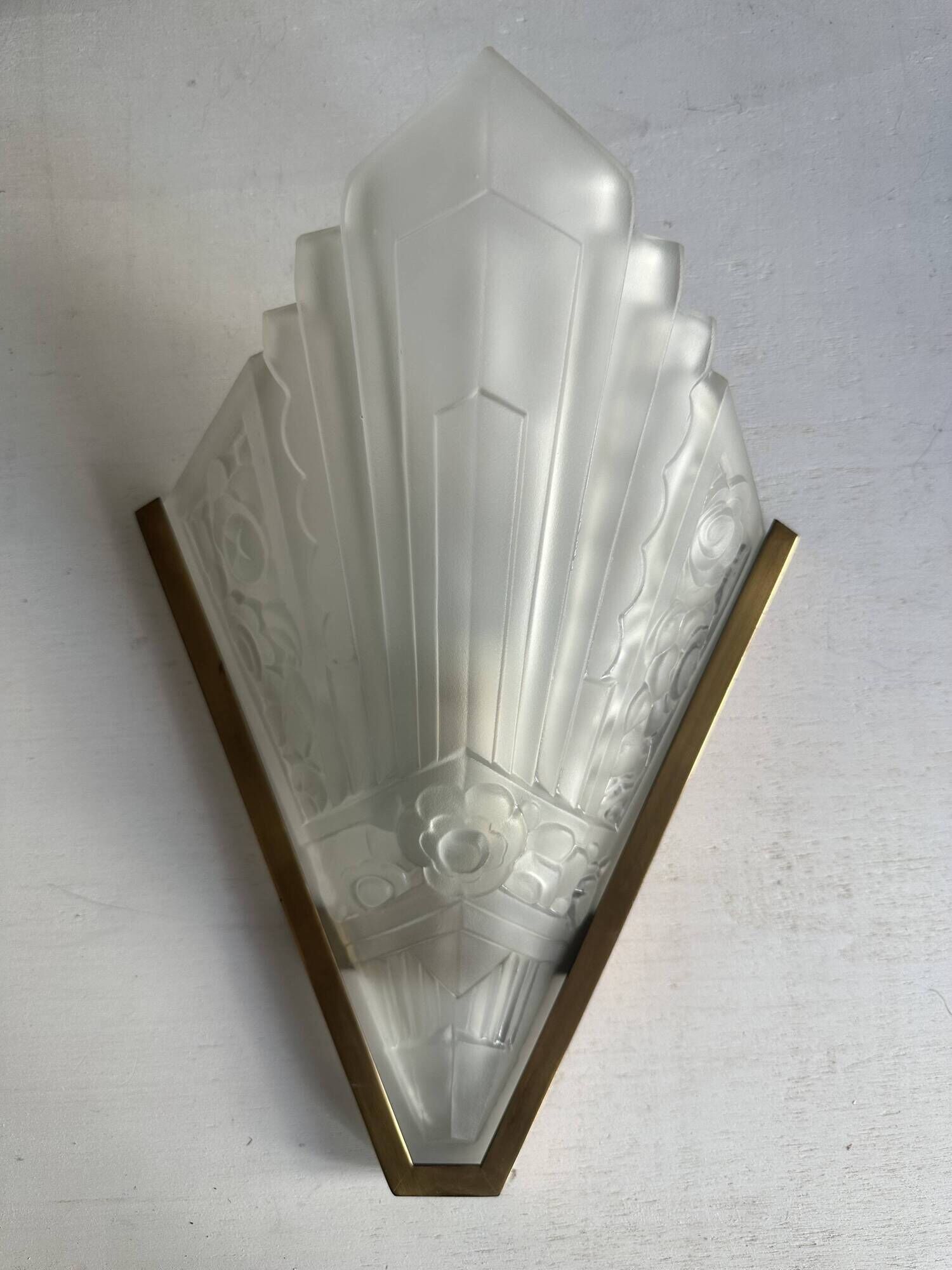 Pair of Art Deco wall sconces in molded glass and gilt brass, 1930