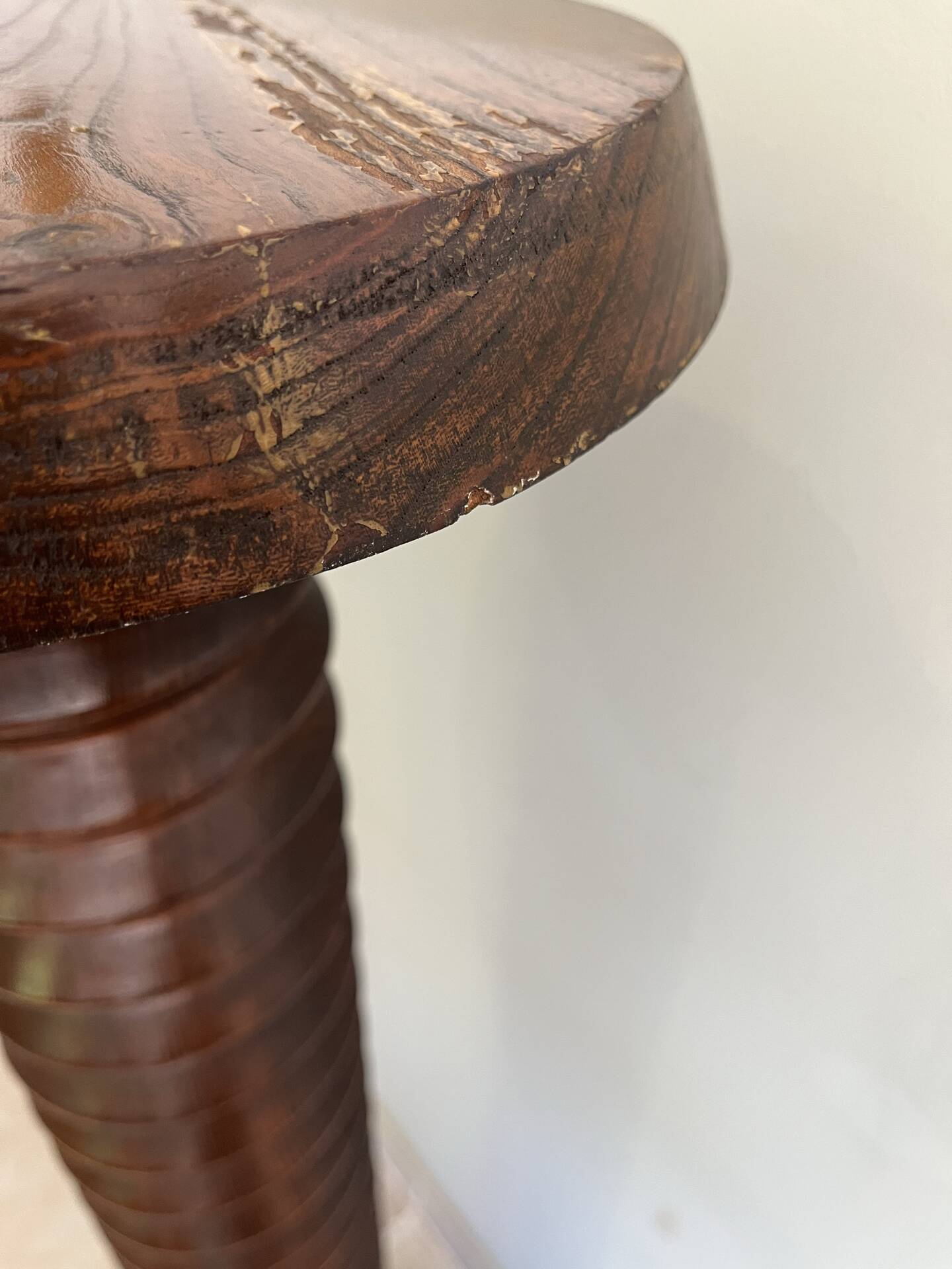 Column support screw of the press.