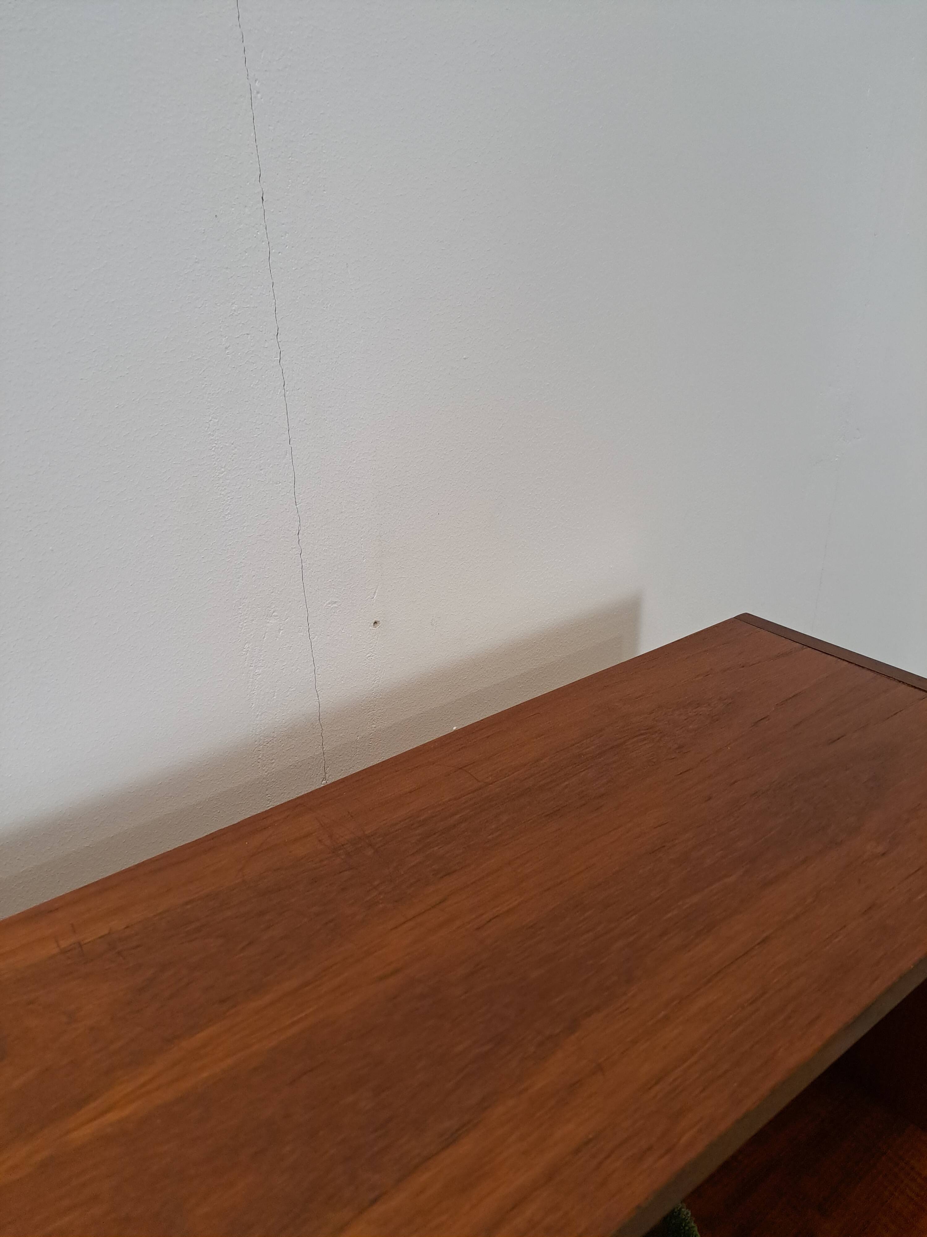 Deens teak vakkenkast met lades en hoge poten, vintage wandkast