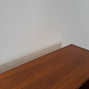 Deens teak vakkenkast met lades en hoge poten, vintage wandkast
