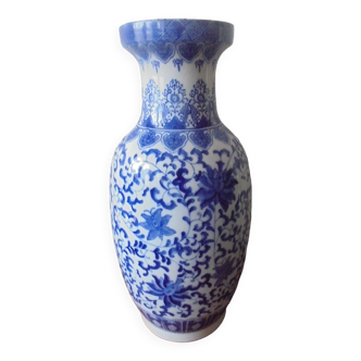 vase chinois a décor bleu et blanc , signé