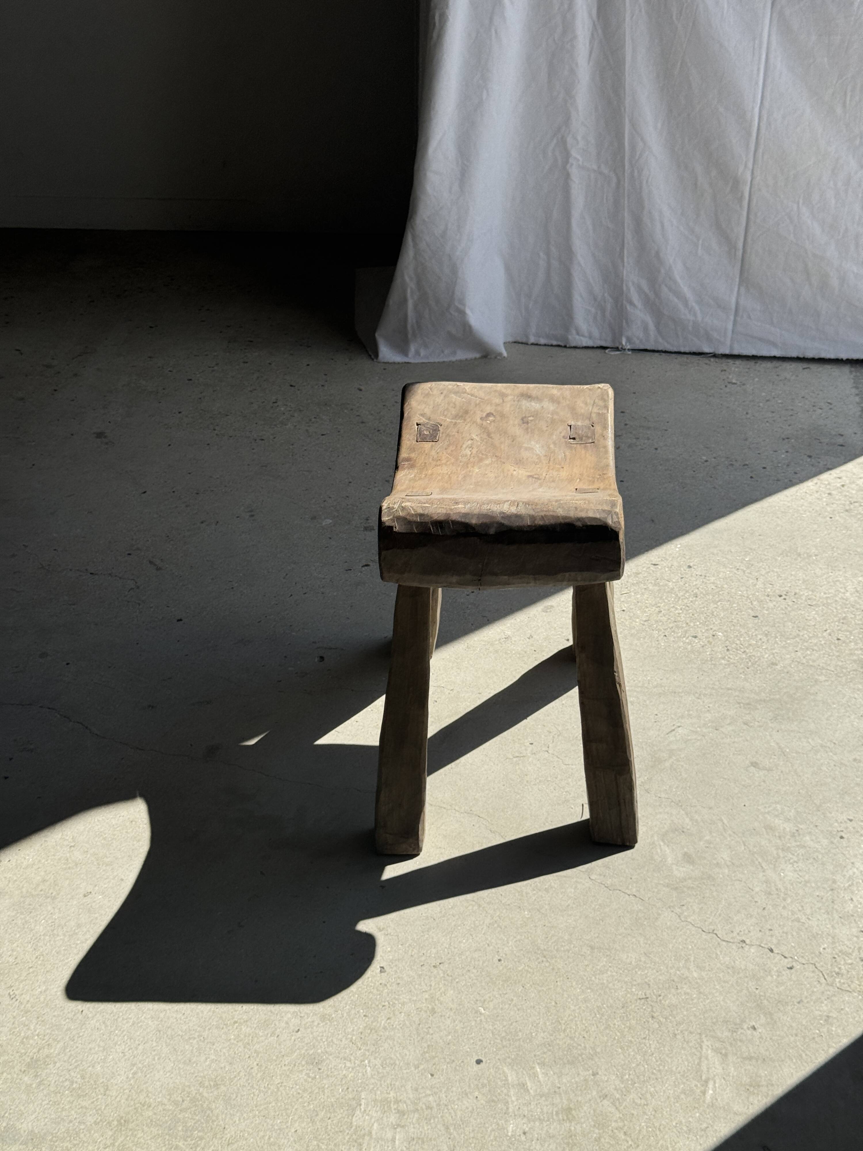 Four-legged stool in antique teak from Indonesia H 50 L 52