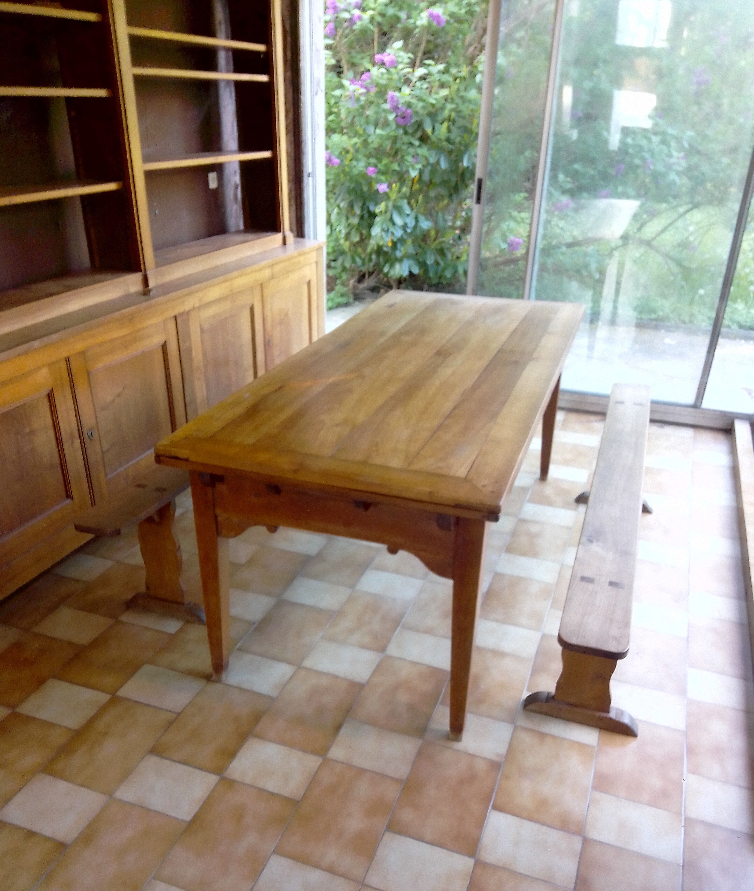 Large rustic table of 3.80m with its 2 benches.