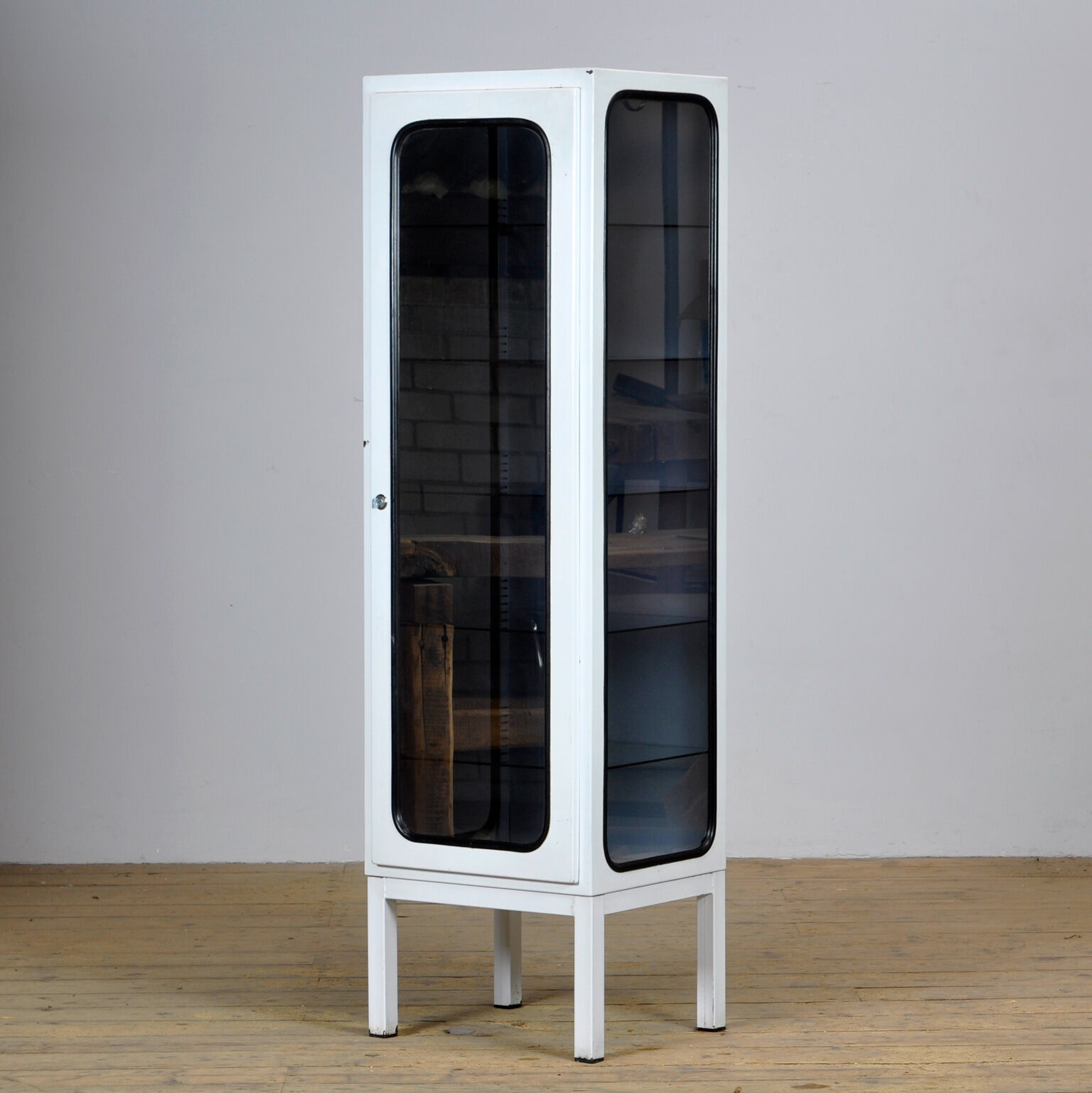 Armoire médicale vintage en fer et verre années 1970