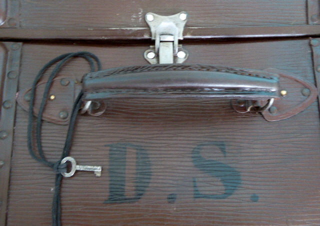 Duo of vintage dark brown suitcases "Mother Big and her little chaperone"