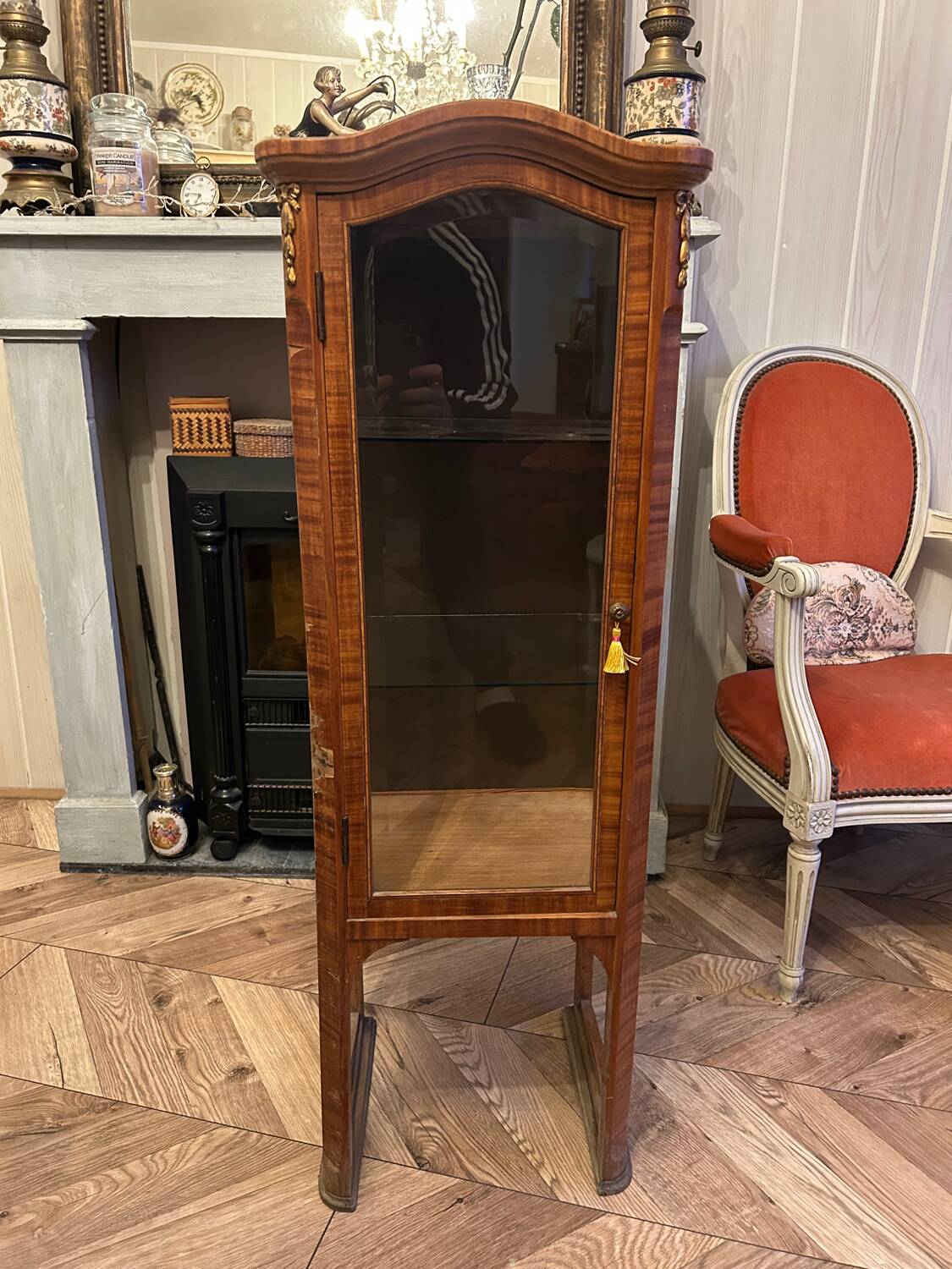 Petite vitrine Louis XVI en marqueterie