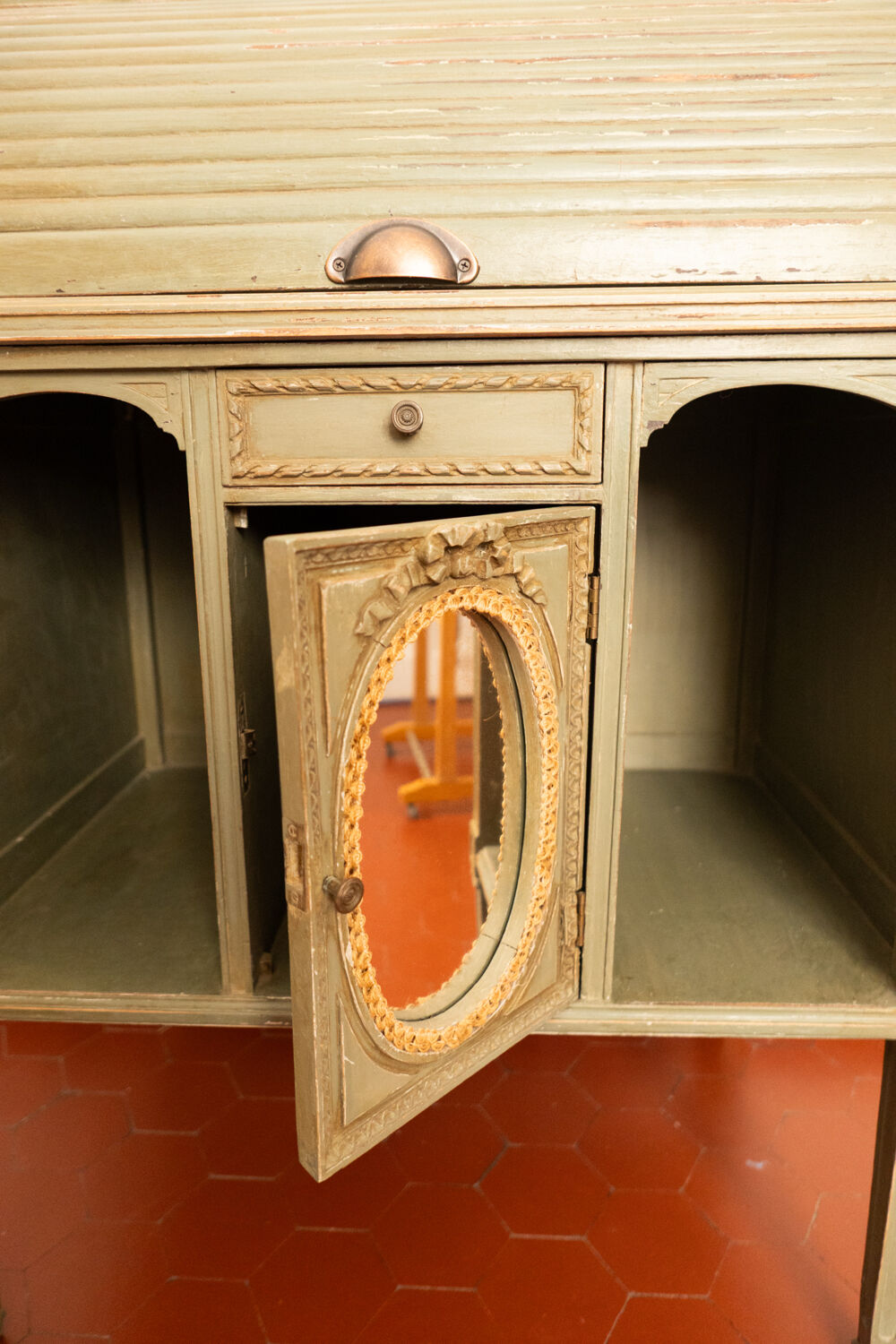 Secretary desk happiness of the day with a cylinder.