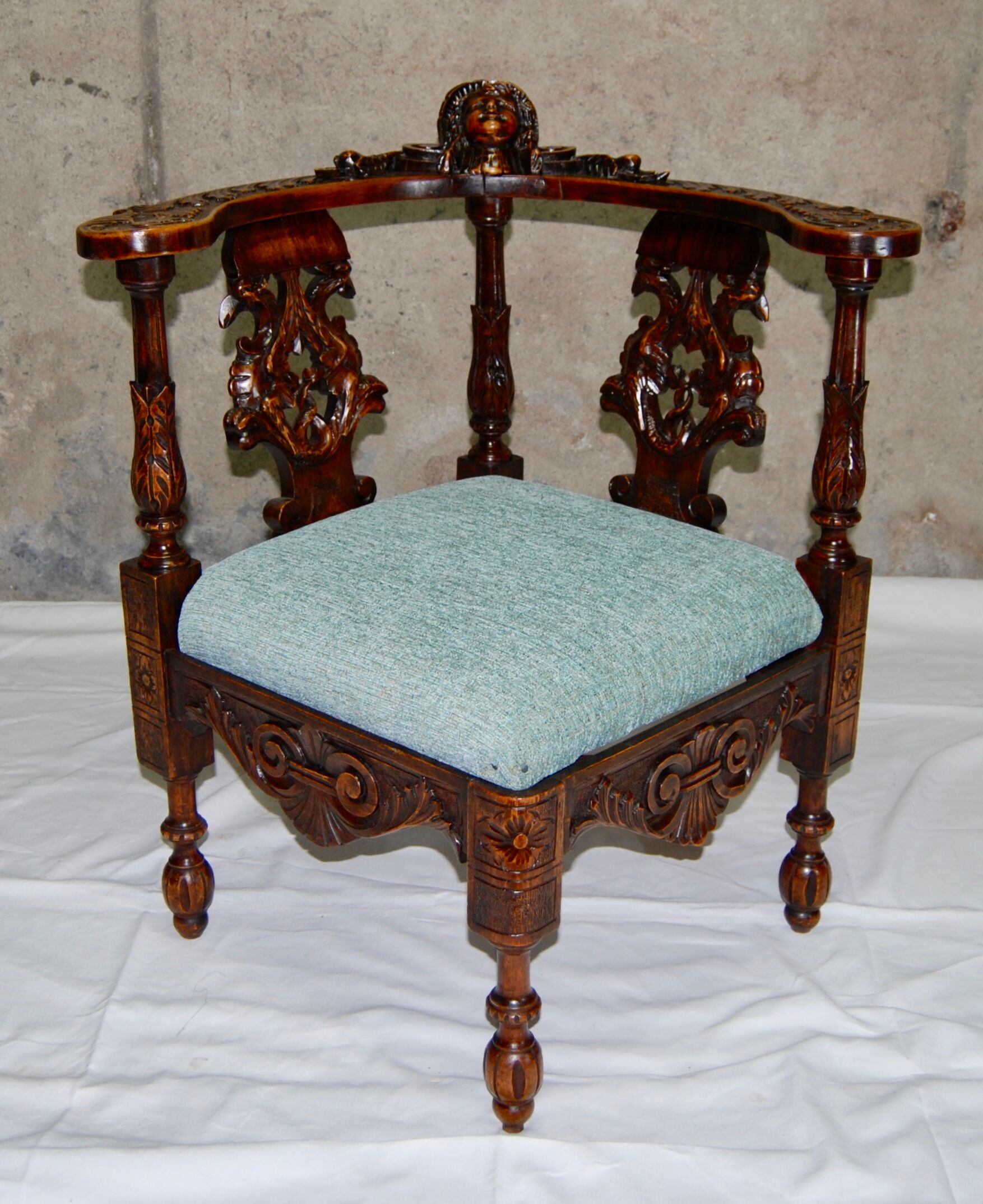 Fauteuil d'angle néo-renaissance en noyer sculpté