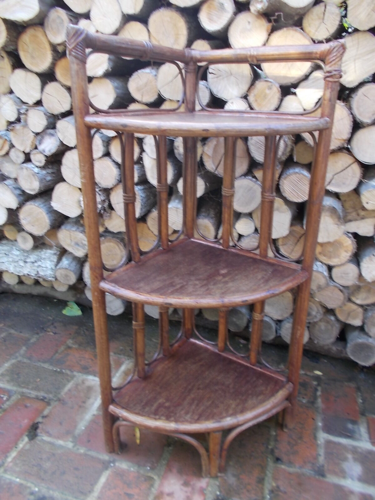 Étagère d'angle en rotin vintage