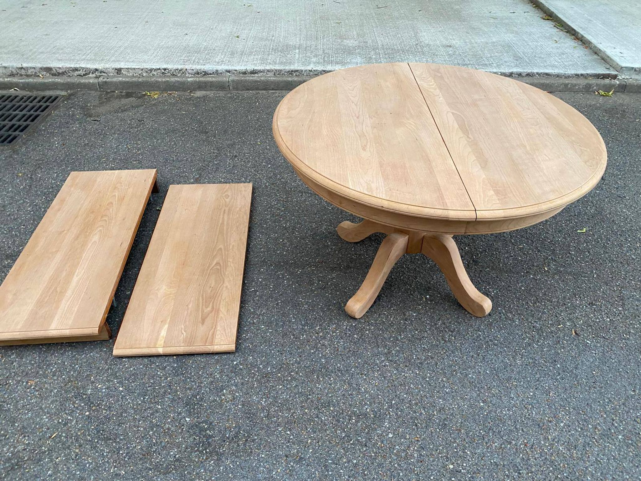 Table à manger ronde extensible décapée en merisier massif brut pied centra