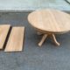 Table à manger ronde extensible décapée en merisier massif brut pied centra