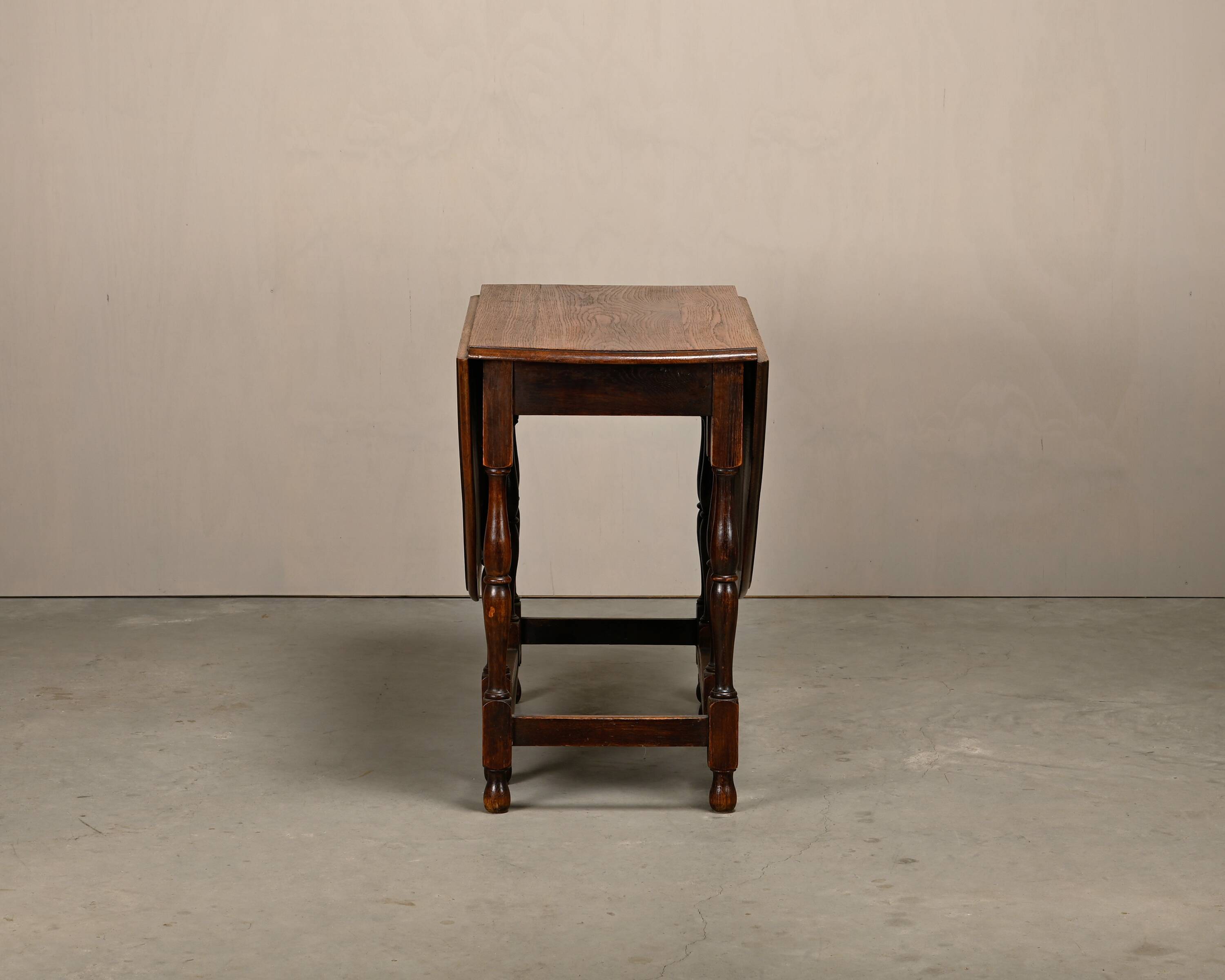 Antique English oval Gateleg Table in solid Oak, Late 19th Century