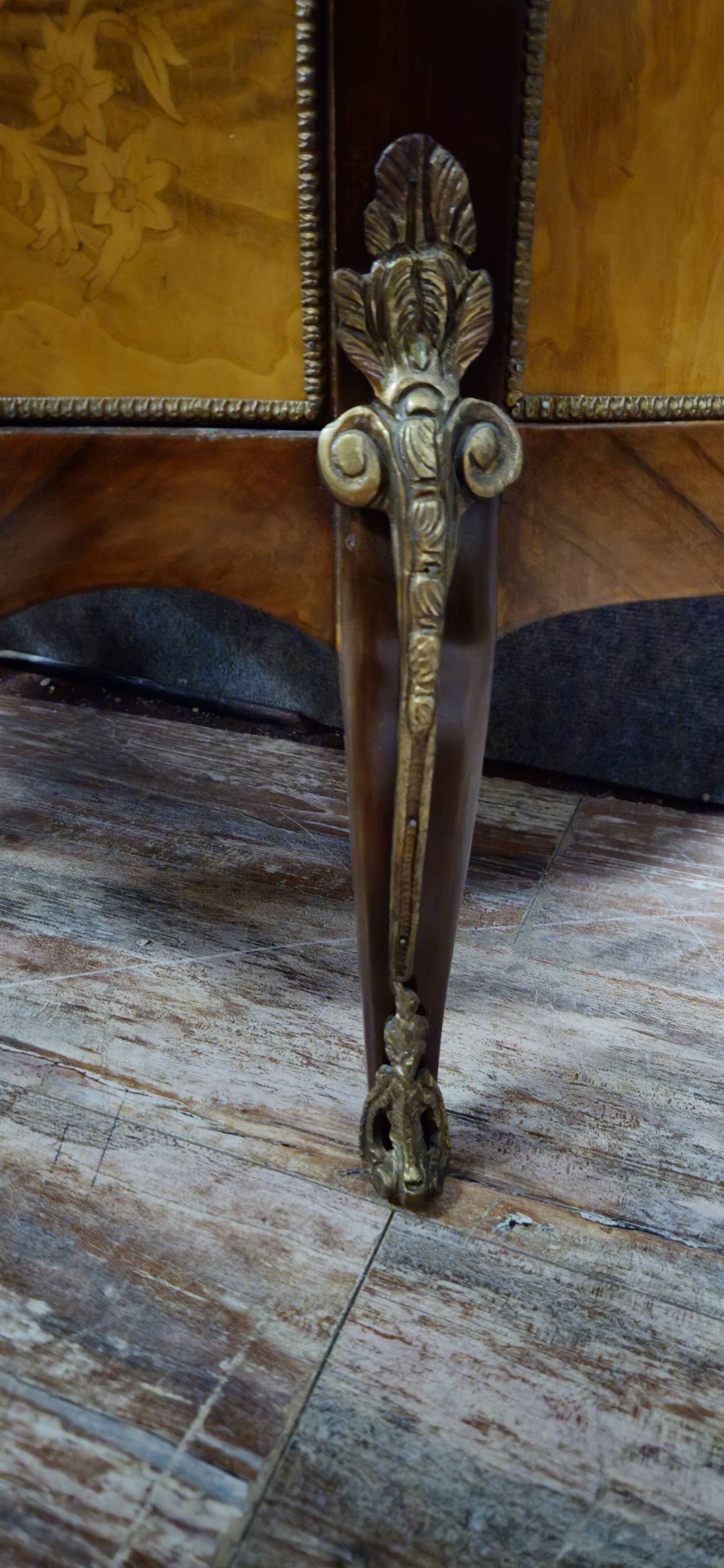 Commode demi-lune de style Louis XV en marqueterie et décors de bronze