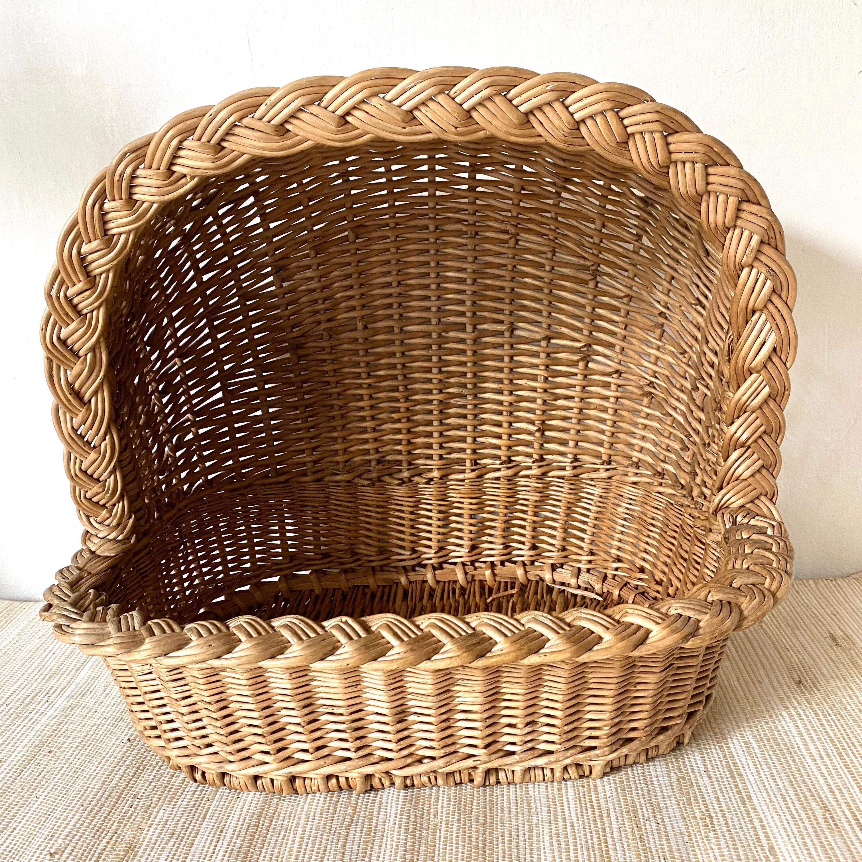 Woven wicker cat basket