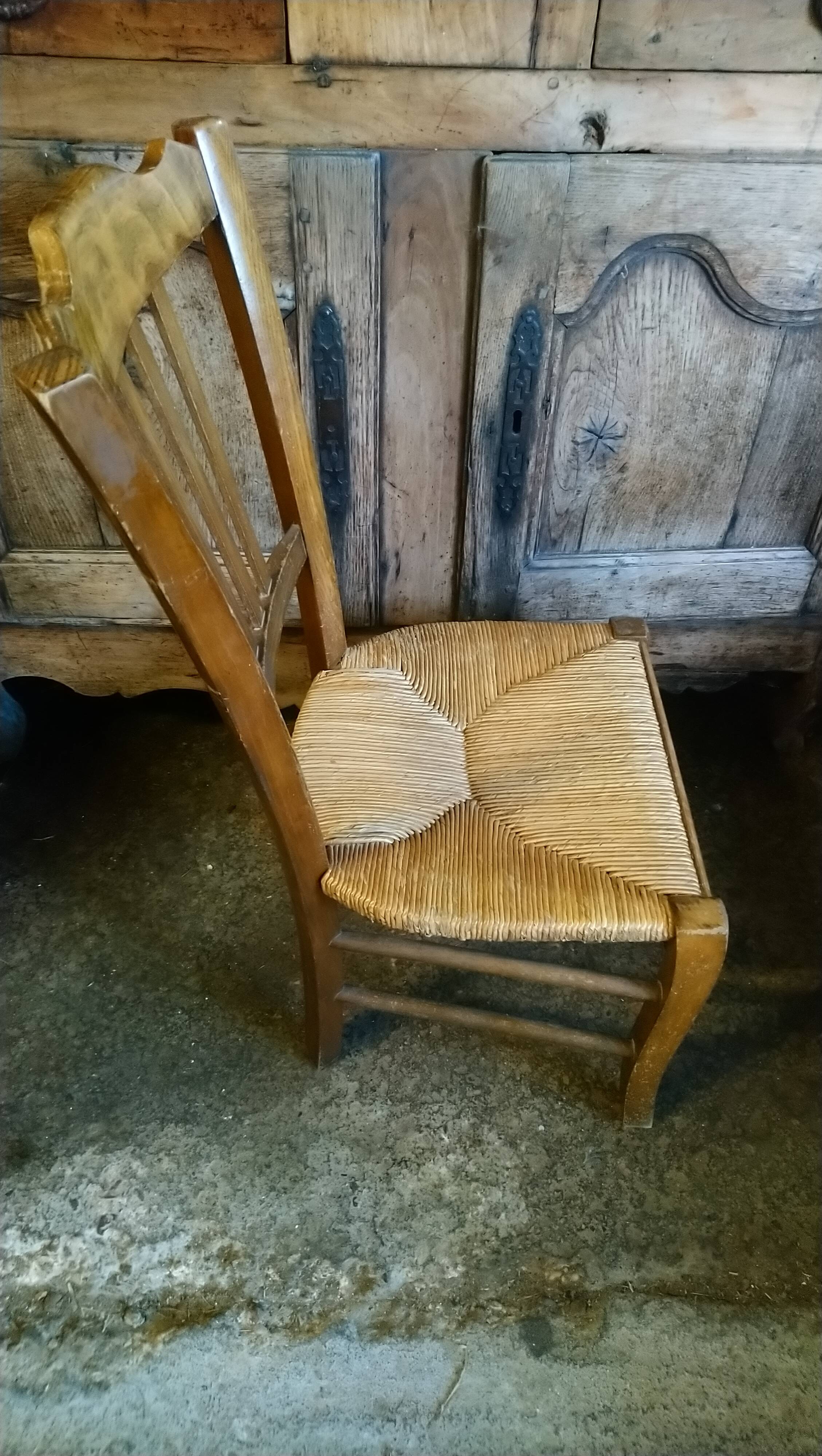 Low ash straw chair