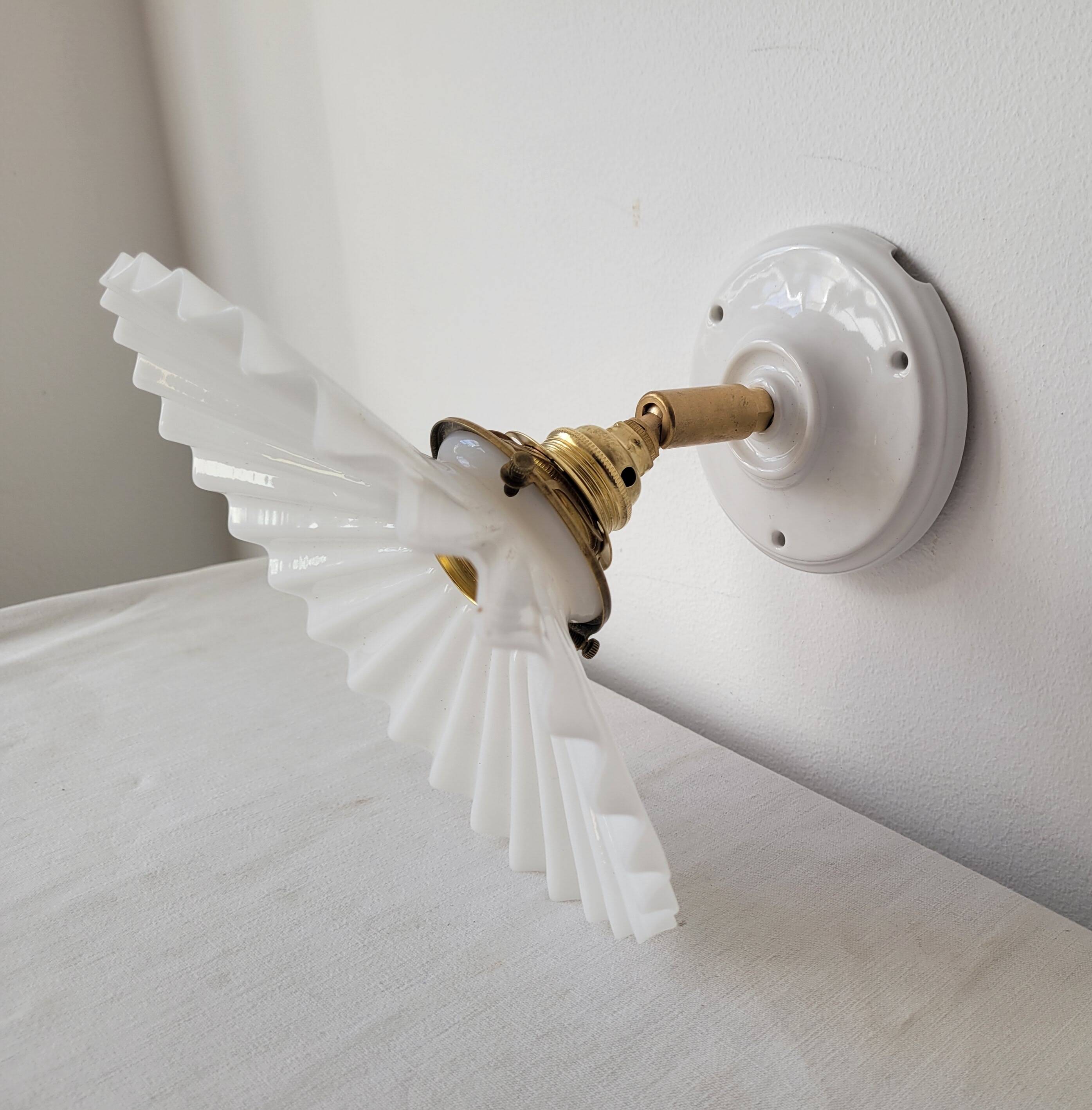 Wall lamp in opaline, brass and glass