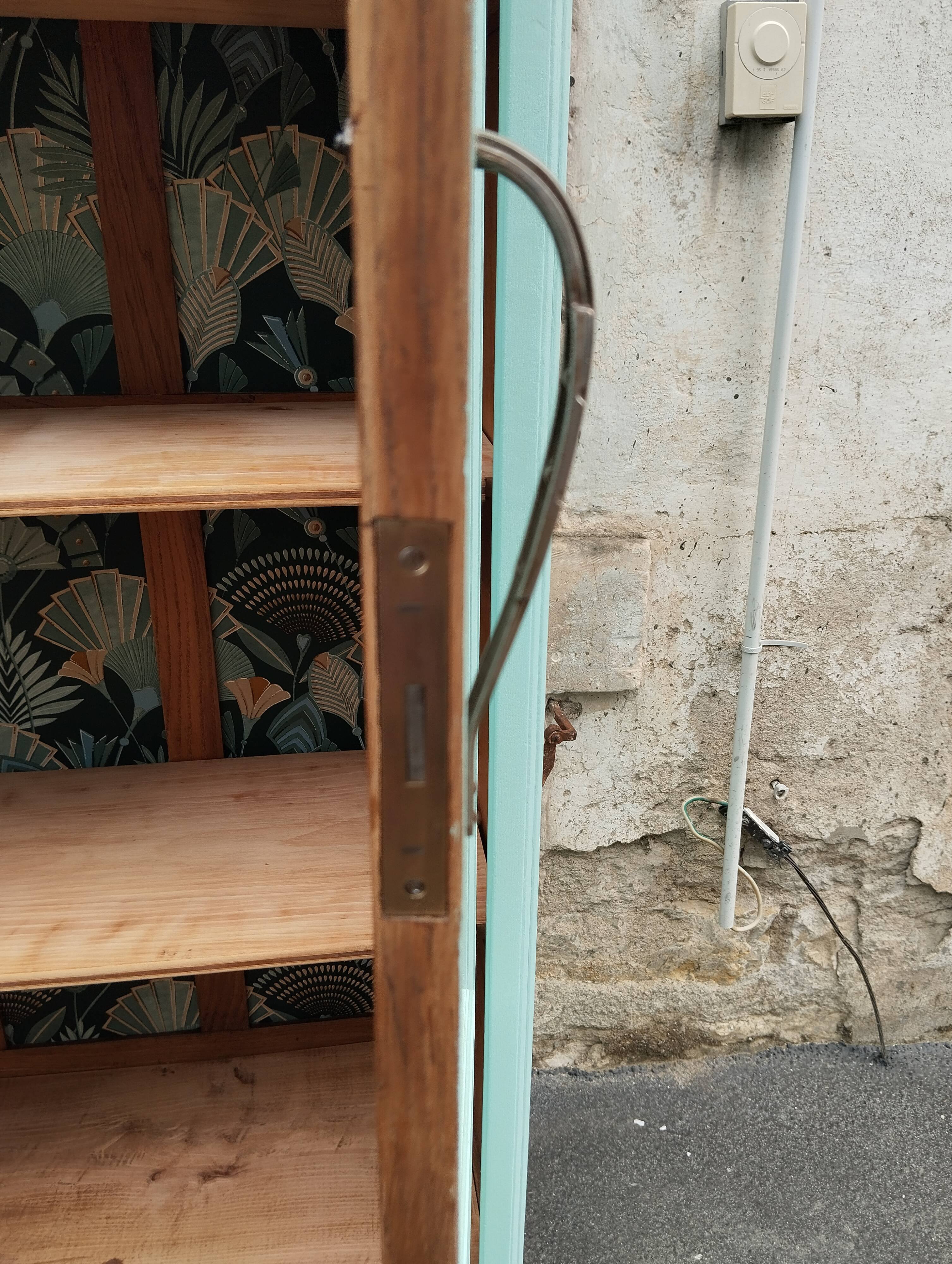 Parisian showcase cabinet year 30