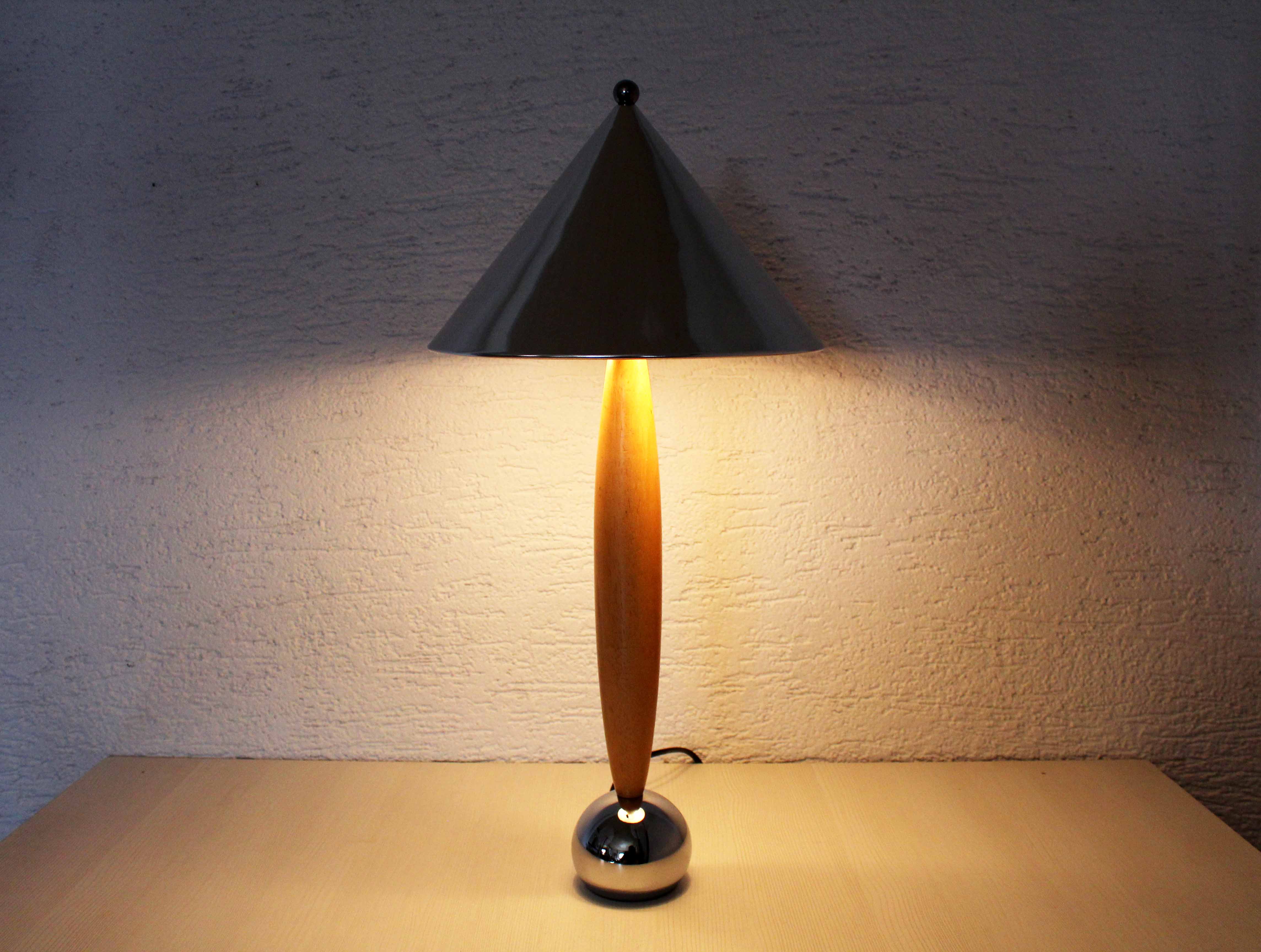 Lampe de table en hêtre et métal chromé