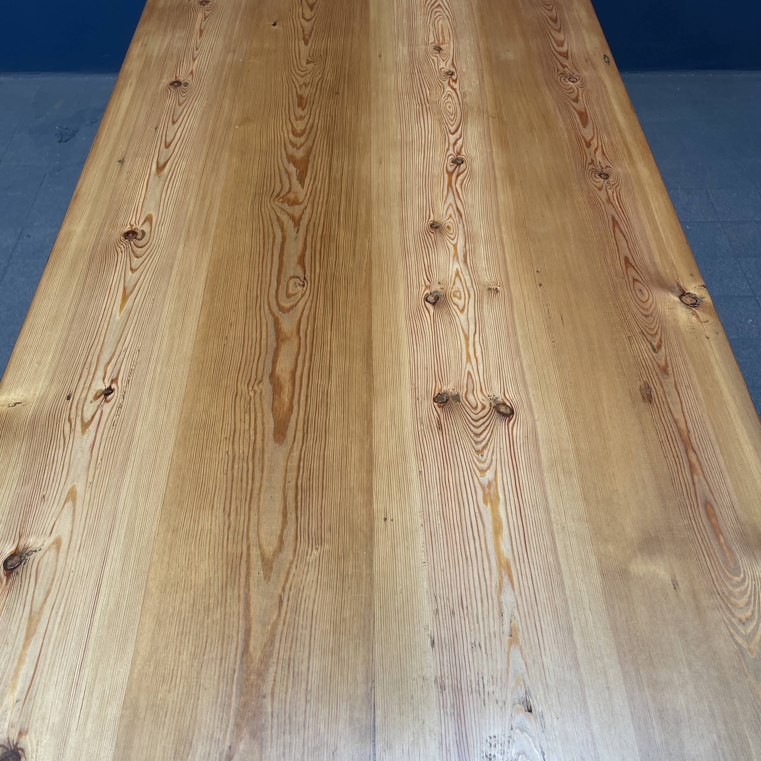 Grande table à draperie en bois antique