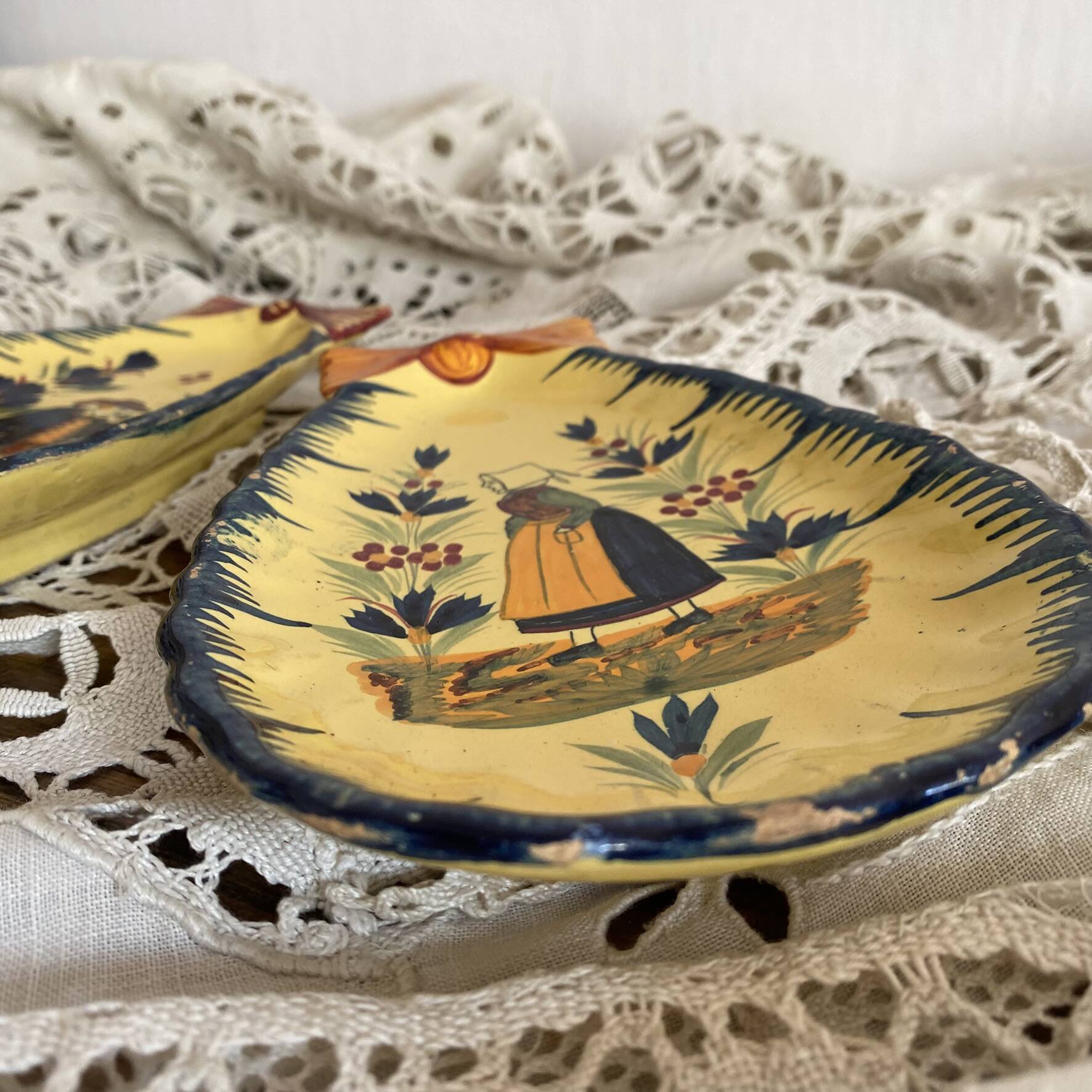 Shell-shaped butter dishes by Henriot Quimper for placing or hanging.