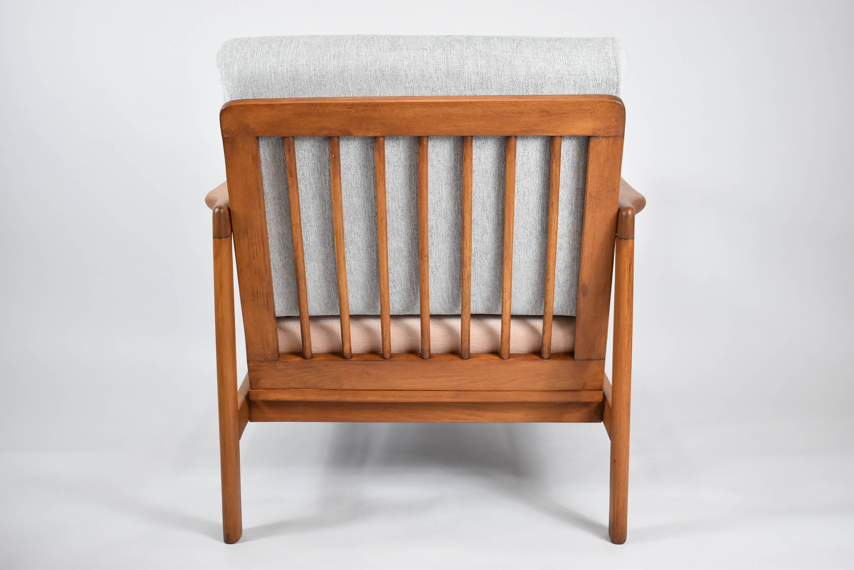 Fauteuil original restauré des années 60, modèle Baczyk, rose poudré et gris, teck