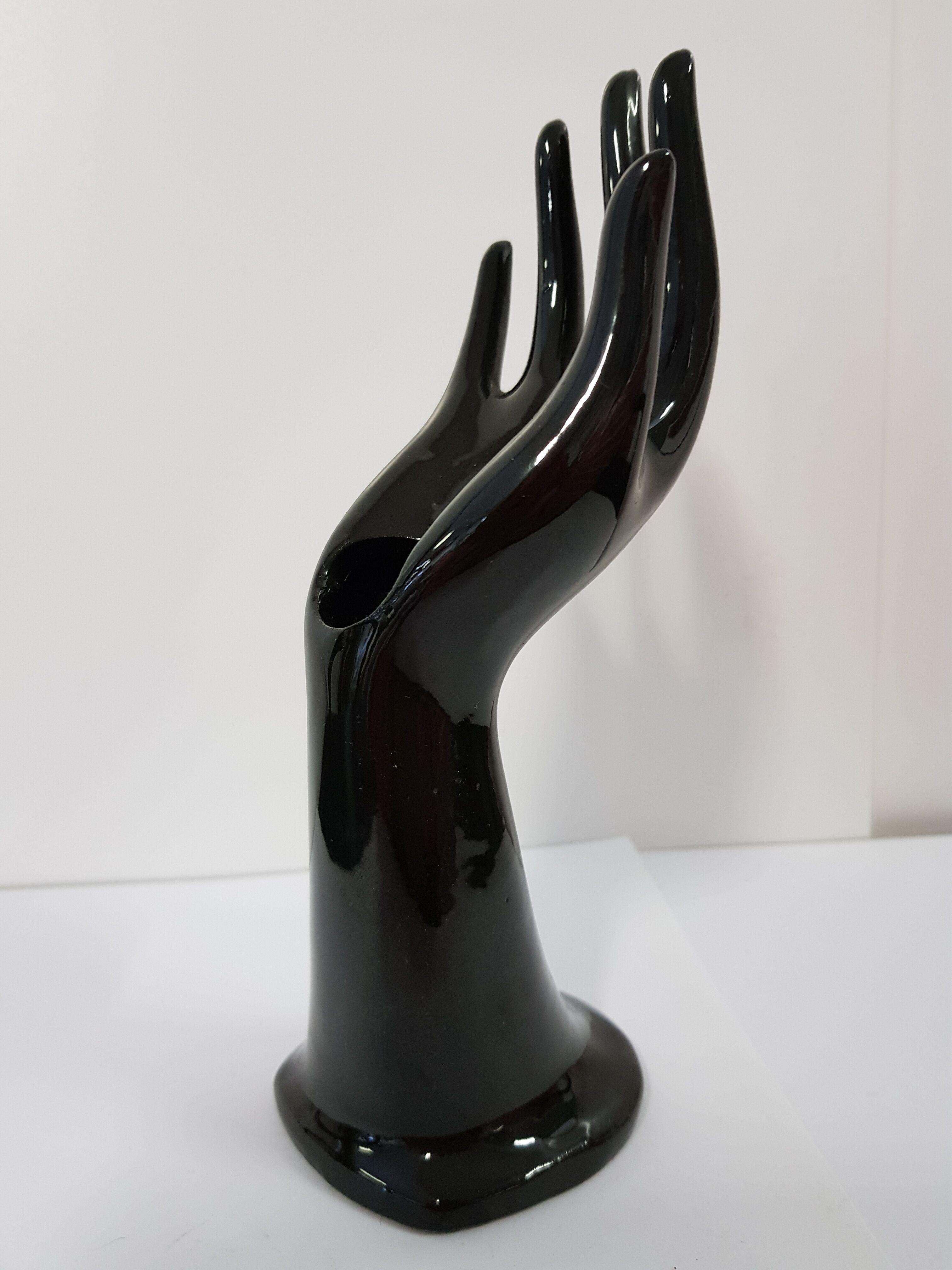 Hand baguier in black faience