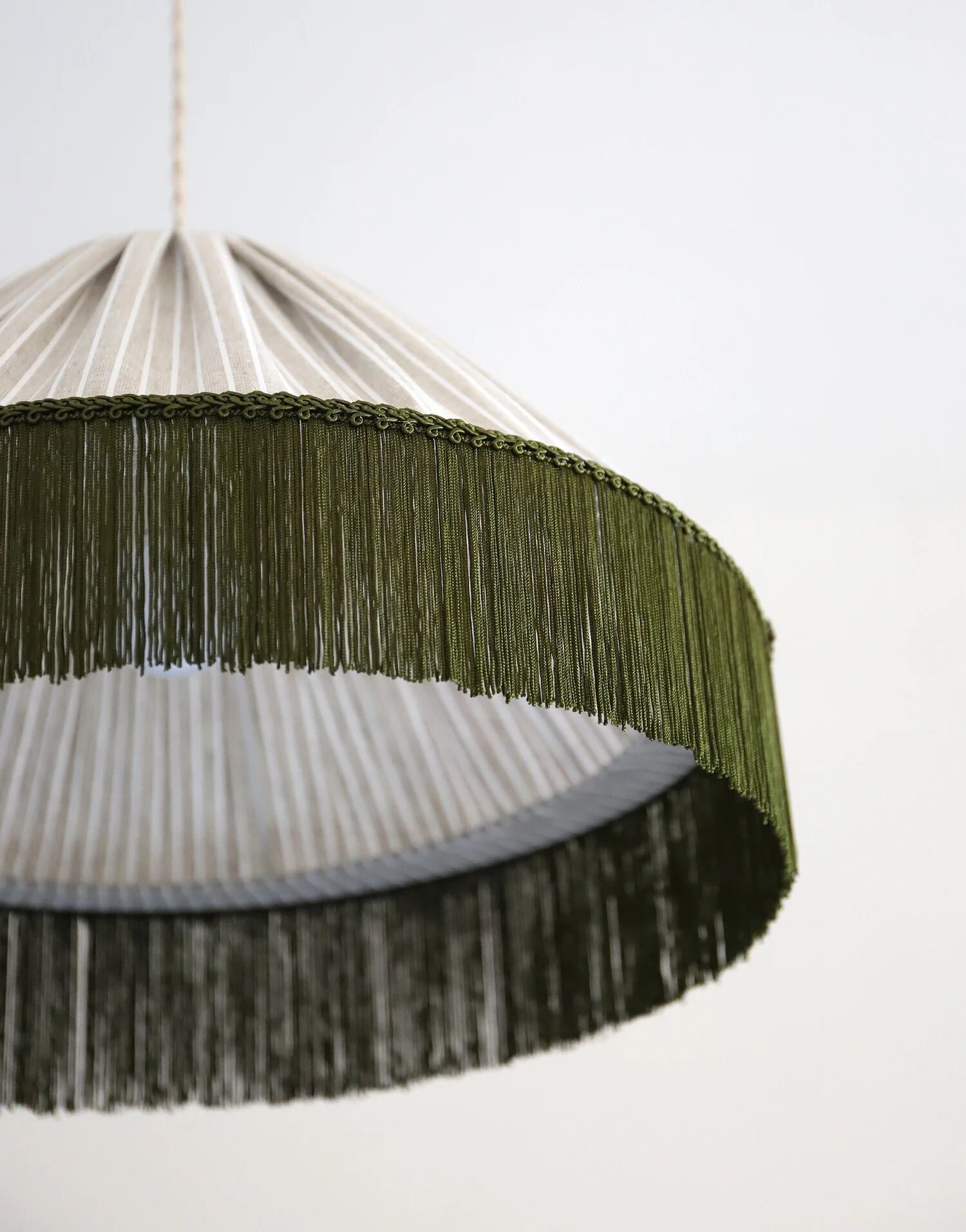 Suspension bella — rayures olive, franges bohème