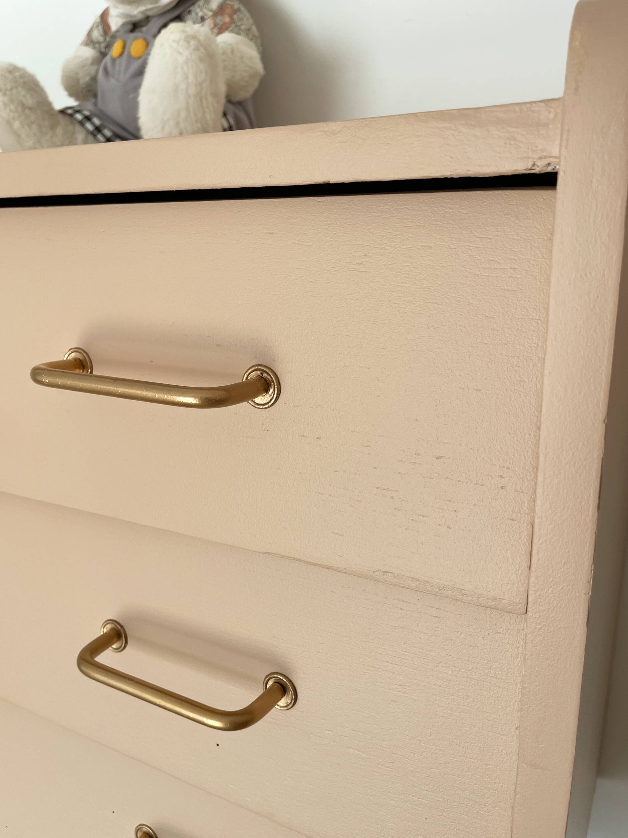 Commode vintage beige rosé