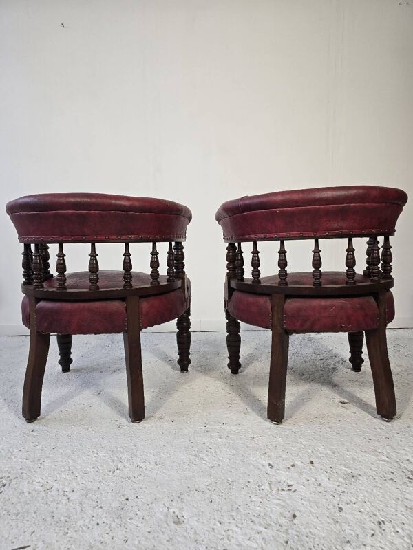 Paire de fauteuils tonneau en bois tourné et cuir bordeaux – Productio