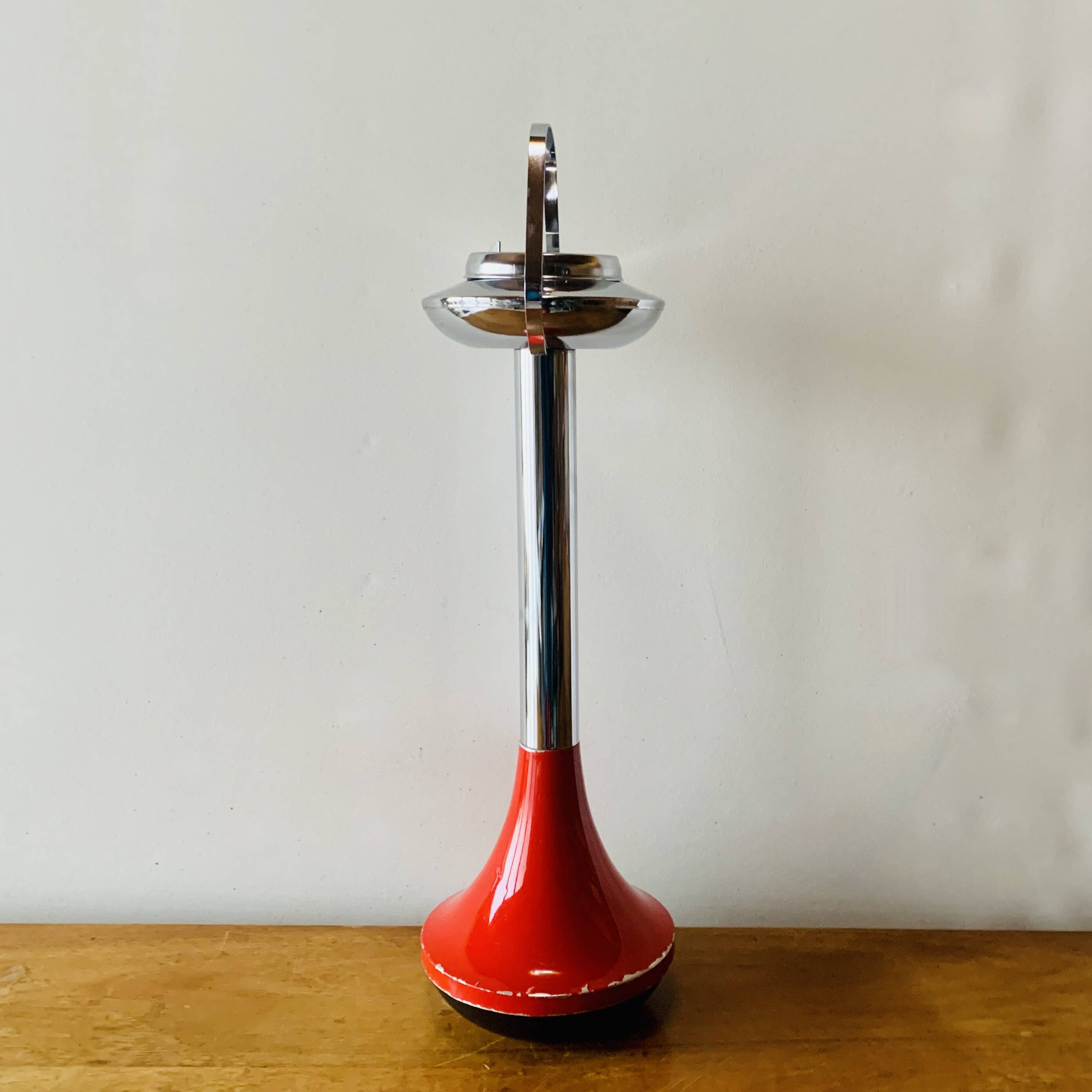 Vintage tulip ashtray on foot in red and chrome steel - Space Age Design