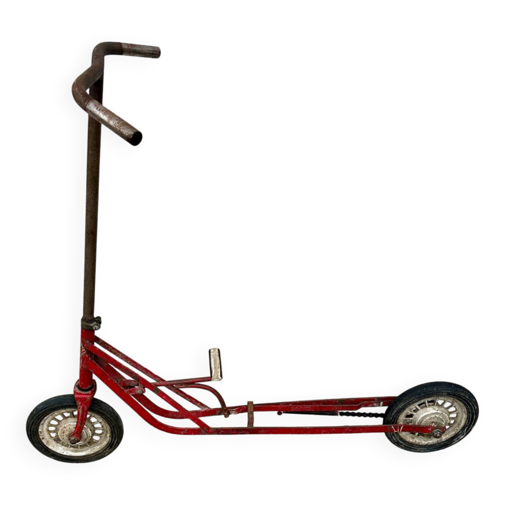 Trottinette rouge ancienne à pédale et chaîne