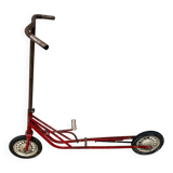 Trottinette rouge ancienne à pédale et chaîne