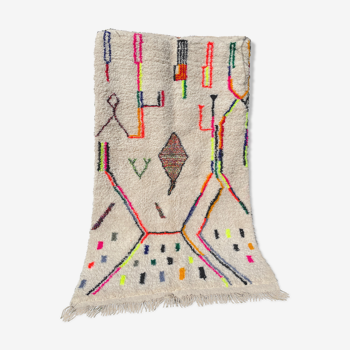 Tapis berbère beni ouarain blanc cassé à motifs coloré s