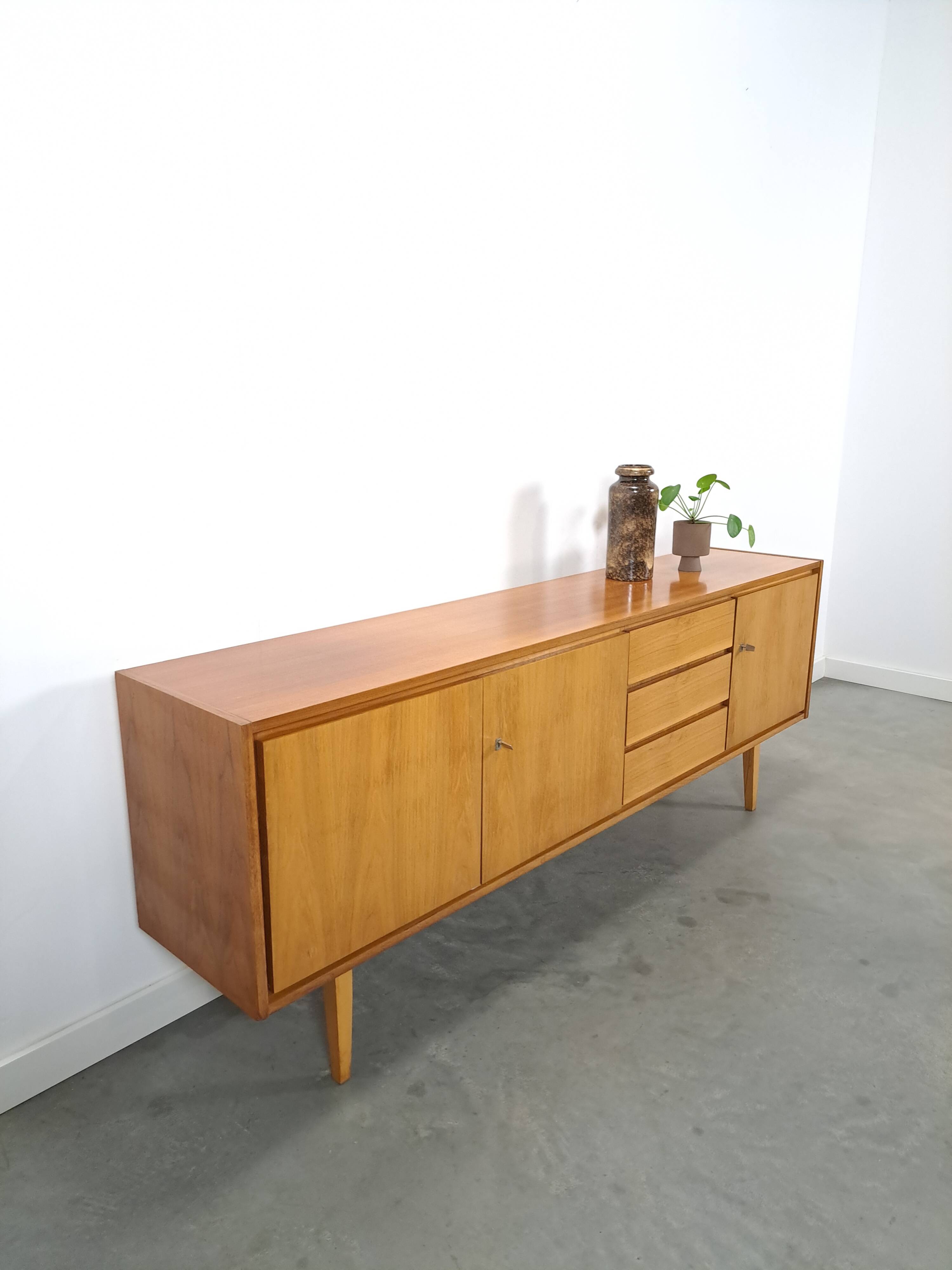 Mid-century notenhout fineer dressoir met 3 lades