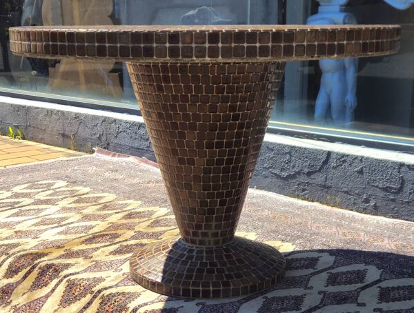 Table ronde en mosaïque de céramique émaillée – piètement central conique