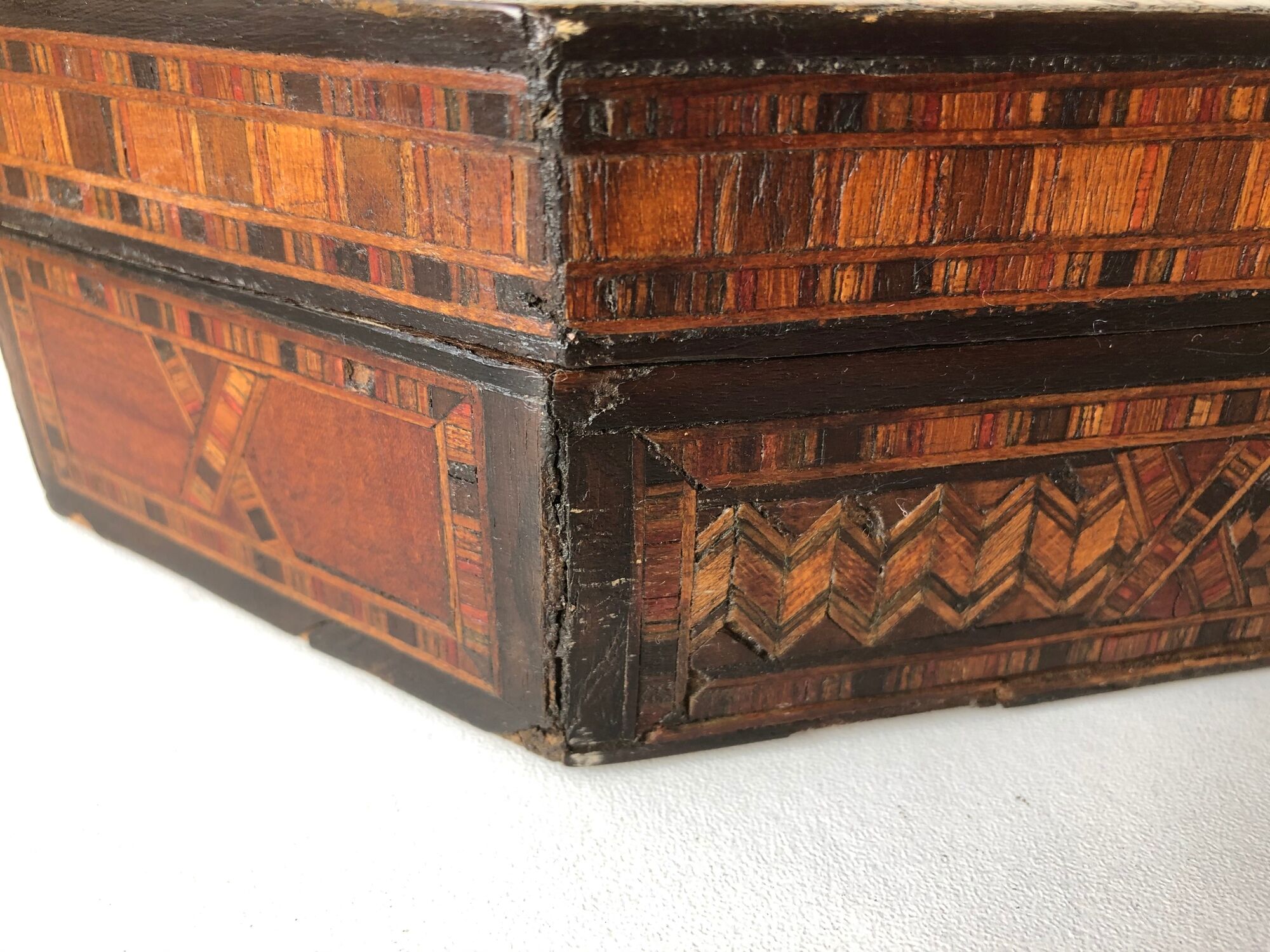 Box or box has jewelry in oriental marquetry. Colonial period around 1950 .