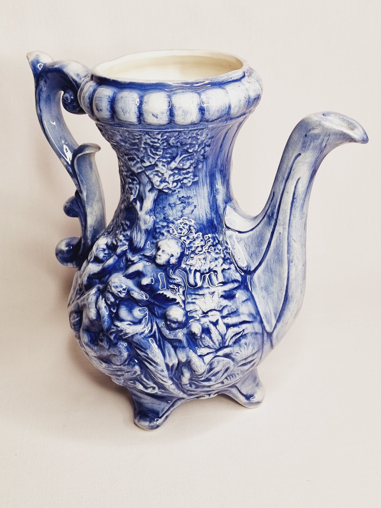 Large vase with antique decorations in relief, 30 cm