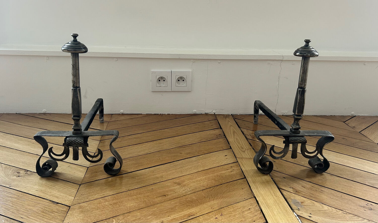 Paire de chenets Art Déco – fer forgé et acier poli, années 1930