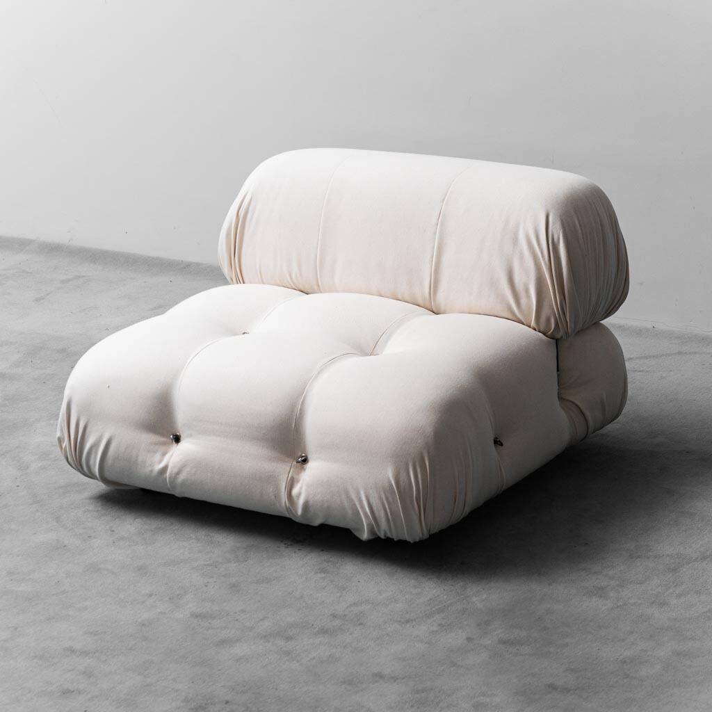 Camaleonda armchair in white cotton: retro-modern style from the 70s.