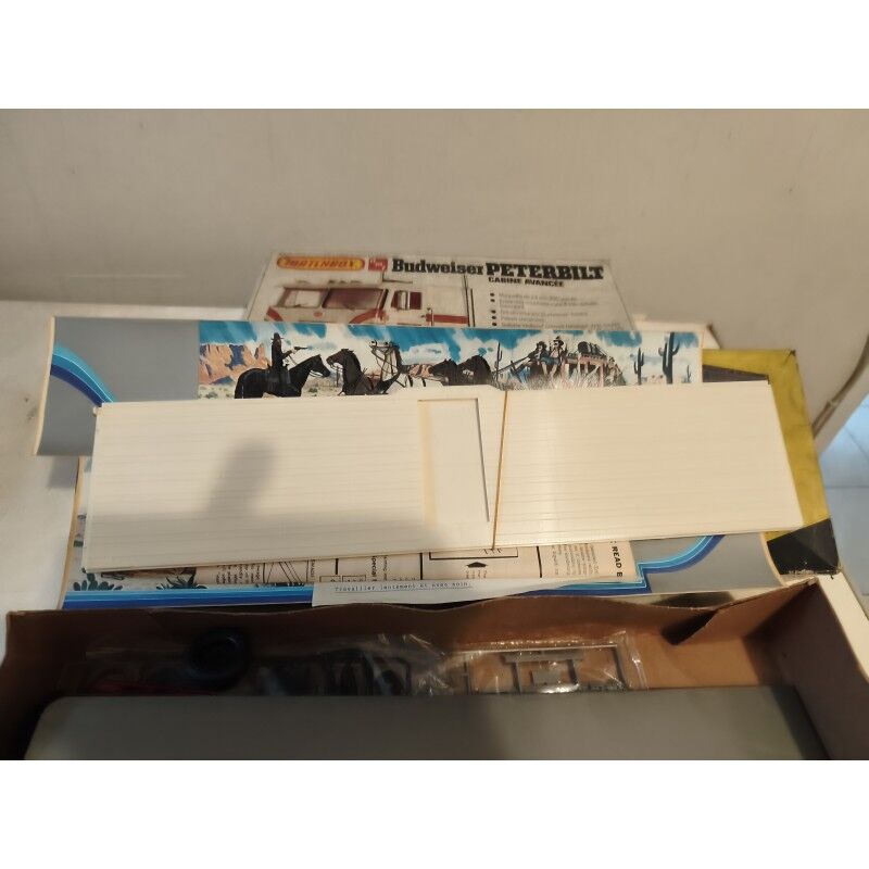 2 boîtes de jouets anciens