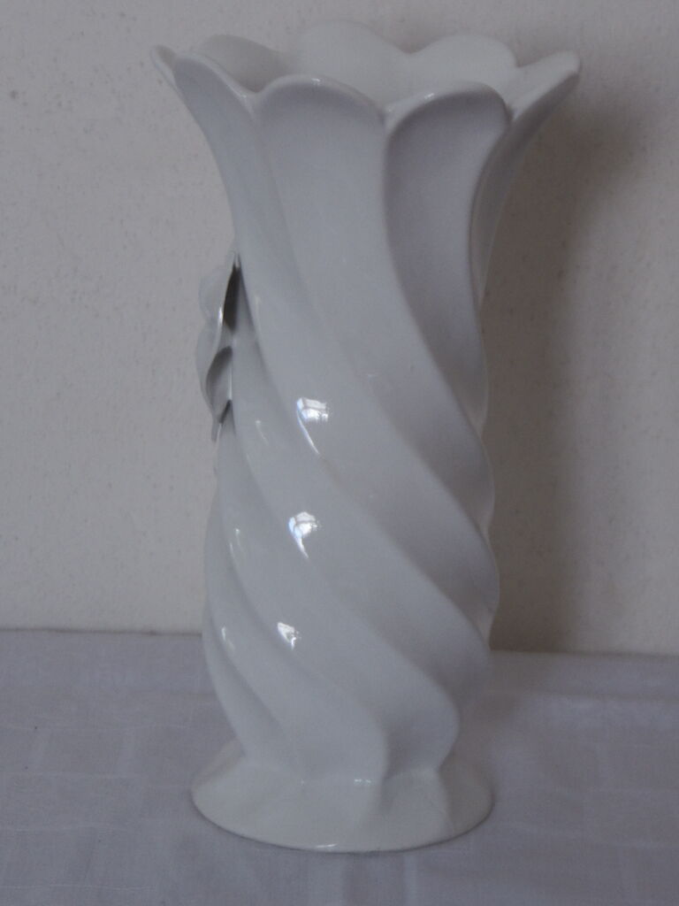 White ceramic vase Bassano deco knot