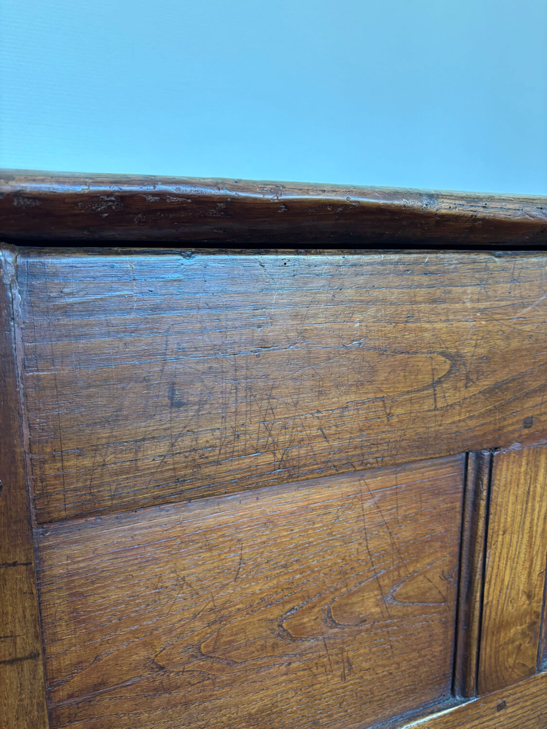 Grand coffre ancien en chêne massif – XIXe – belle patine d’origine